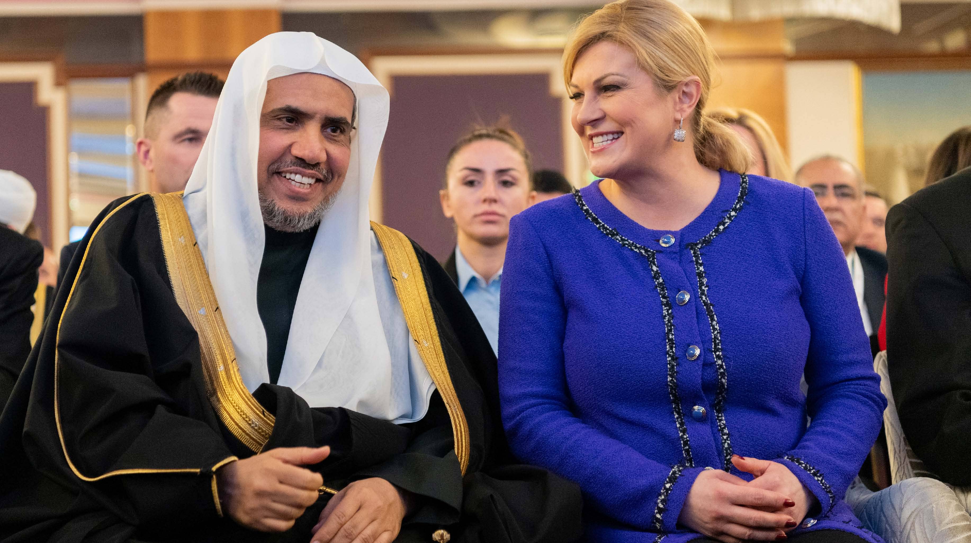 فخامة الرئيسة الكرواتية السيدة غرابار كيتاروفيتش بجانب صاحب الفضيلة والمعالي الشيخ الدكتور محمد بن عبد الكريم العيسى في مؤتمر دولي في زغرب