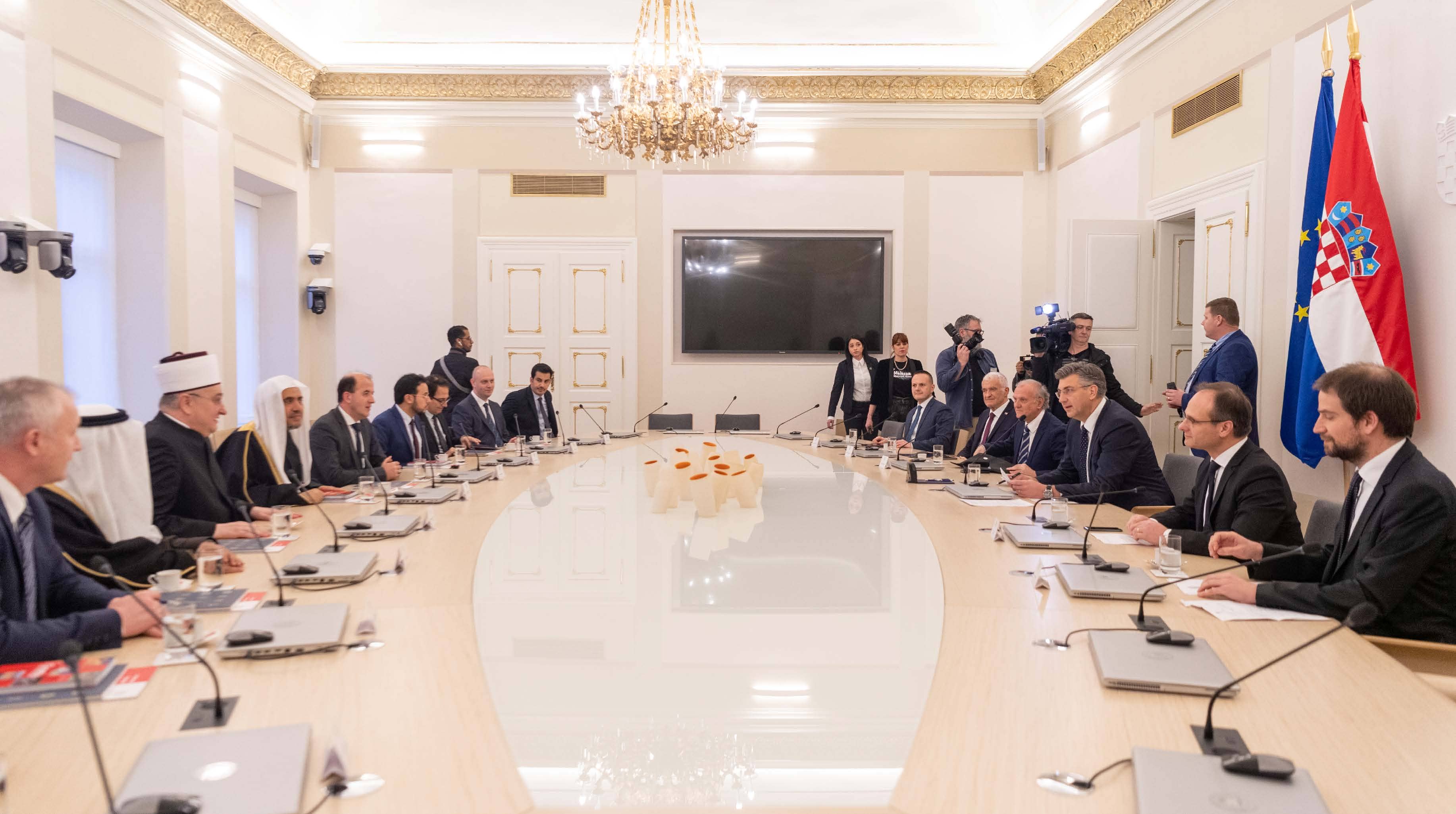 دولة رئيس الوزراء الكرواتي السيد أندريه بلينكوفيتش وعدد من أعضاء حكومته يتباحثون مع صاحب الفضيلة والمعالي الشيخ الدكتور محمد بن عبد الكريم العيسى في مقر الحكومة بالعاصمة زغرب