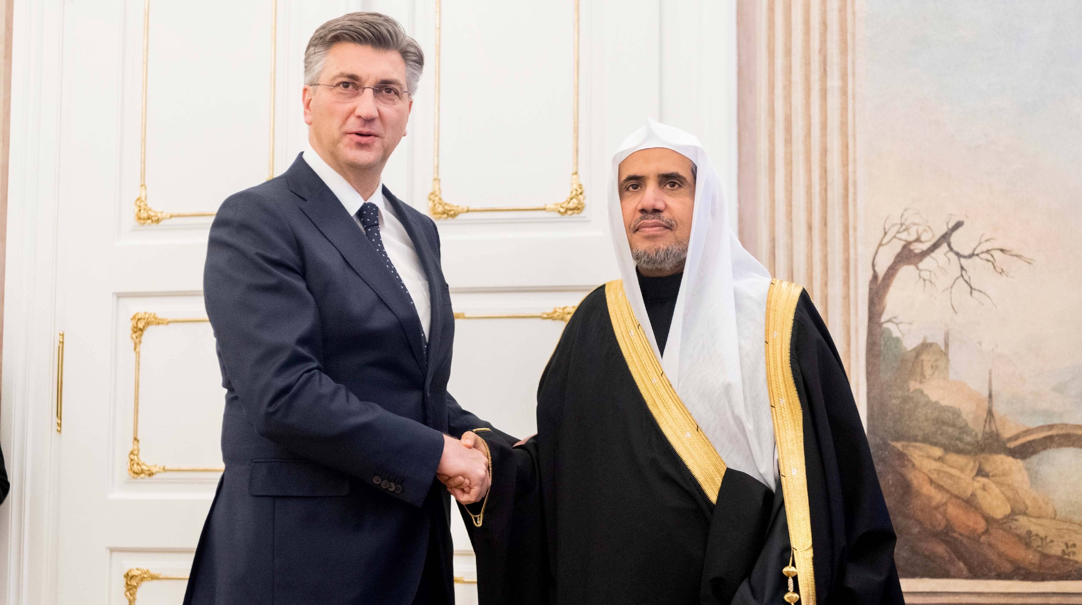 دولة رئيس الوزراء الكرواتي السيد أندريه بلينكوفيتش مرحباً بصاحب الفضيلة والمعالي الشيخ الدكتور محمد بن عبد الكريم العيسى في مقر الحكومة بالعاصمة زغرب