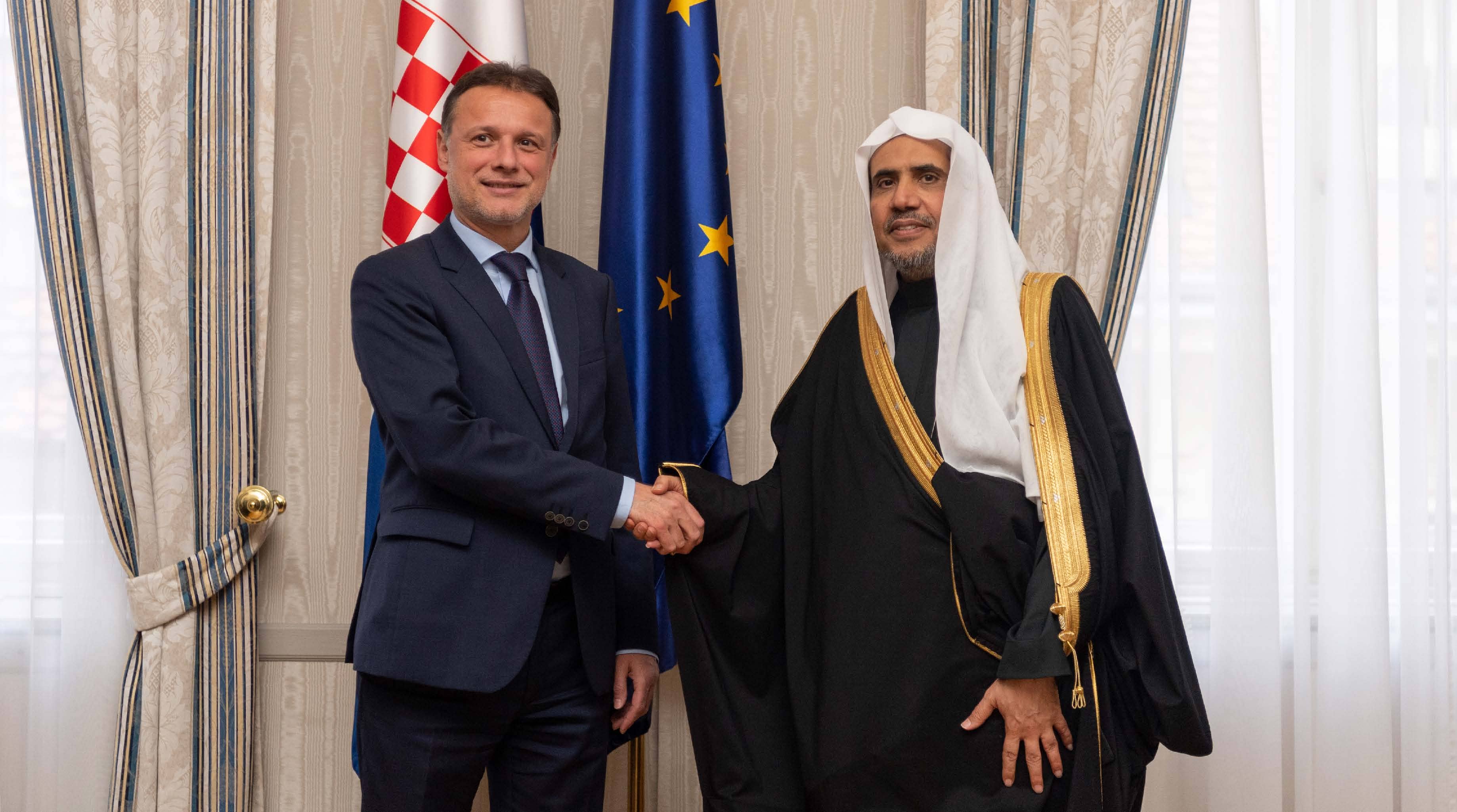 معالي رئيس البرلمان الكرواتي السيد جوردان جاندروكوفيتش، مستقبلاً صاحب المعالي والفضيلة الشيخ الدكتور محمد بن عبد الكريم العيسى في مقر البرلمان بالعاصمة زغرب