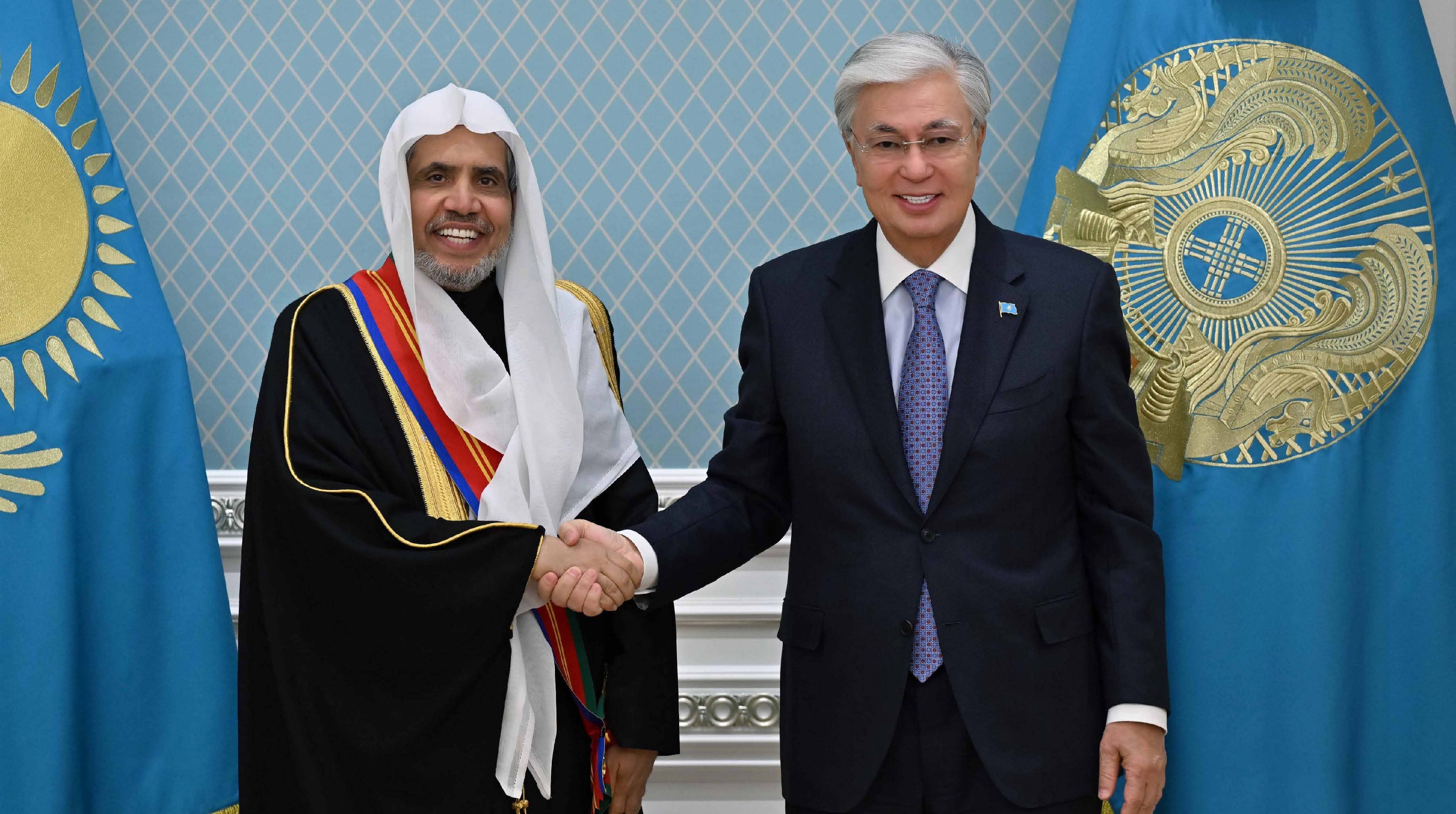 فخامةُ رئيسِ جمهورية كازاخستان، السيد قاسم جومارتتوكاييف، يقلد صاحبَ الفضيلِة والمعالي الشيخَ الدكتور محمد بن عبدالكريم العيسى، أعلى أوسمةِ الجمهورية «وسام دوستيك»