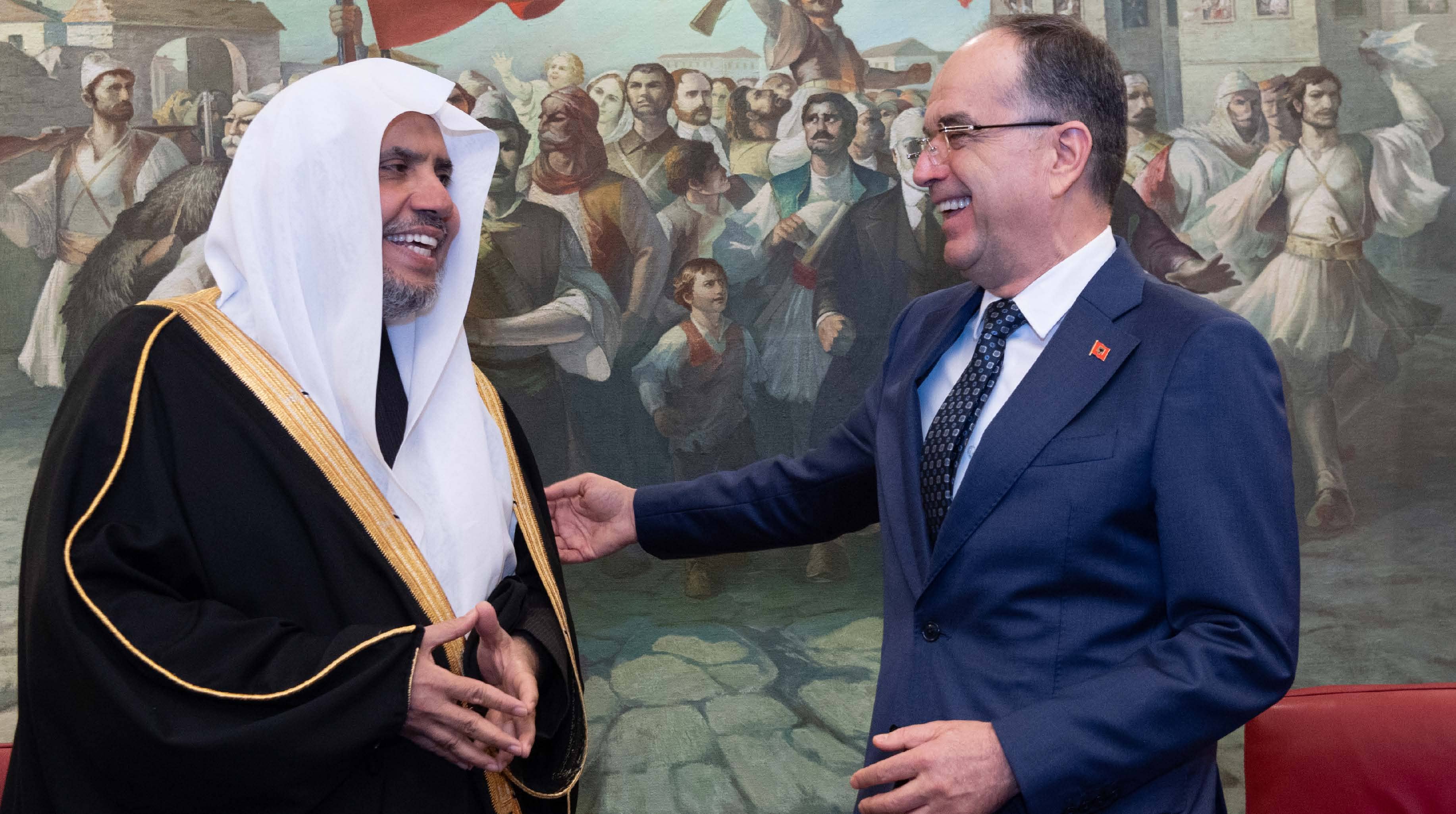 صاحب الفضيلة والمعالي الشيخ الدكتور محمد بن عبدالكريم العيسى في حوارٍ وديٍ مع فخامة الرئيس بايرم بيقاي في القصر الرئاسي، أثناء تسلّمه أعلى أوسمة جمهورية ألبانيا (وسام القديسة تريزا) من يد فخامته