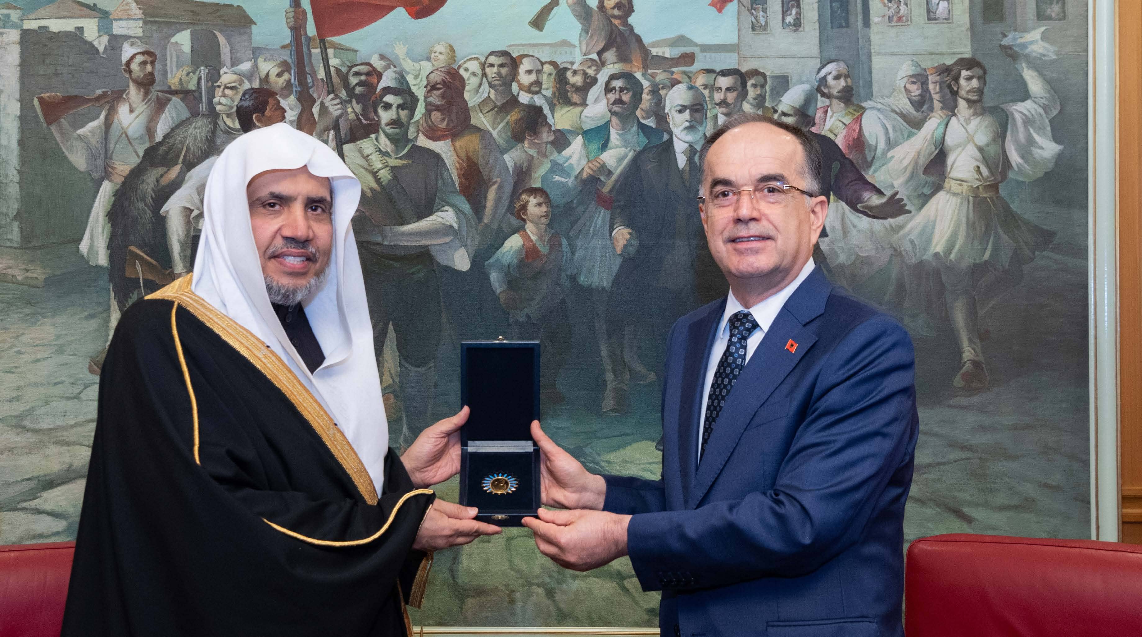 صاحب الفضيلة والمعالي الشيخ الدكتور محمد بن عبدالكريم العيسى أثناء استلامه أعلى أوسمة جمهورية ألبانيا (وسام القديسة تريزا) من يد فخامة الرئيس بايرم بيقاي في القصر الرئاسي