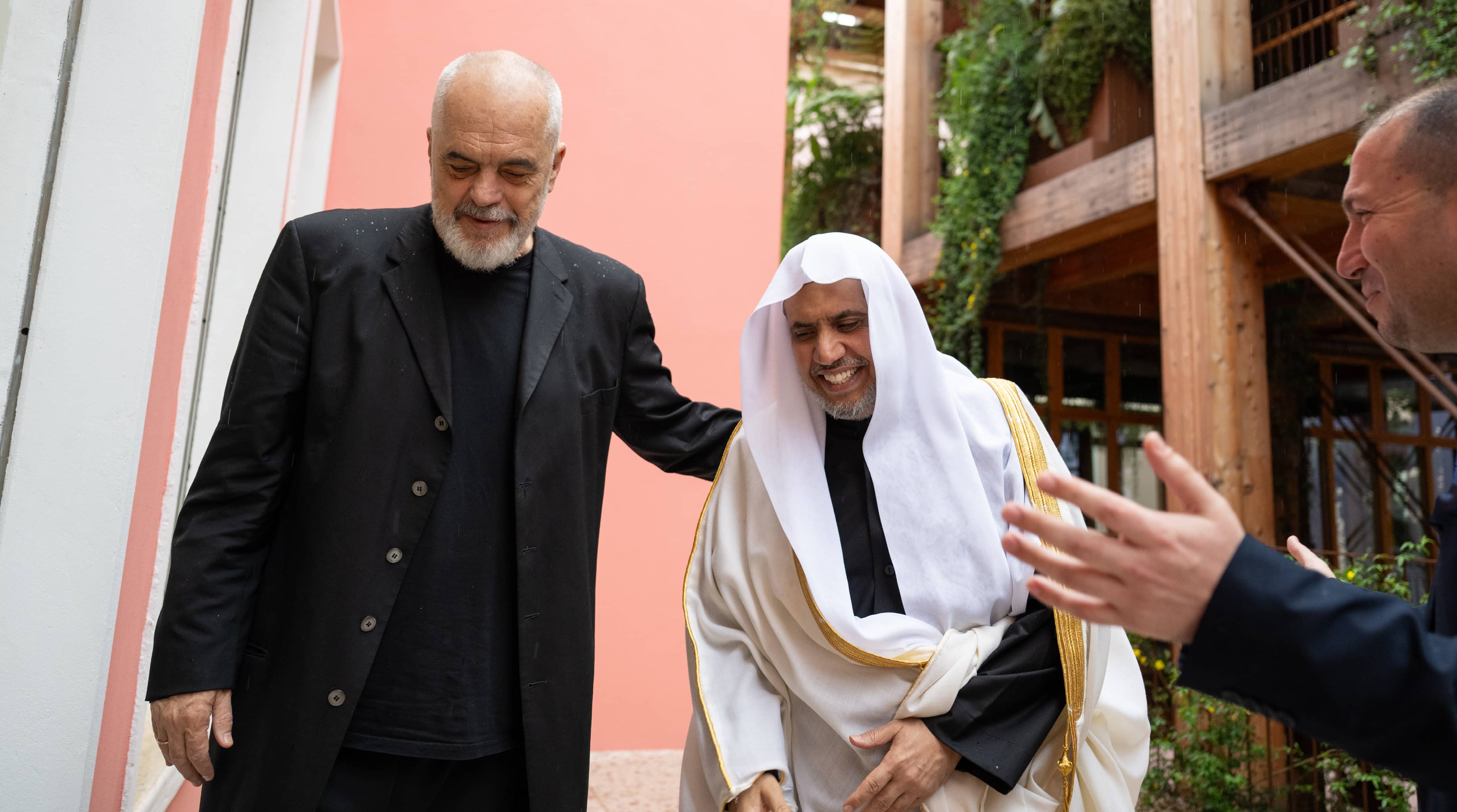صاحب الفضيلة والمعالي الشيخ الدكتور محمد بن عبدالكريم العيسى يلتقي دولة رئيس وزراء جمهورية ألبانيا، السيد إيدي راما، في مقرّ رئاسة الوزراء