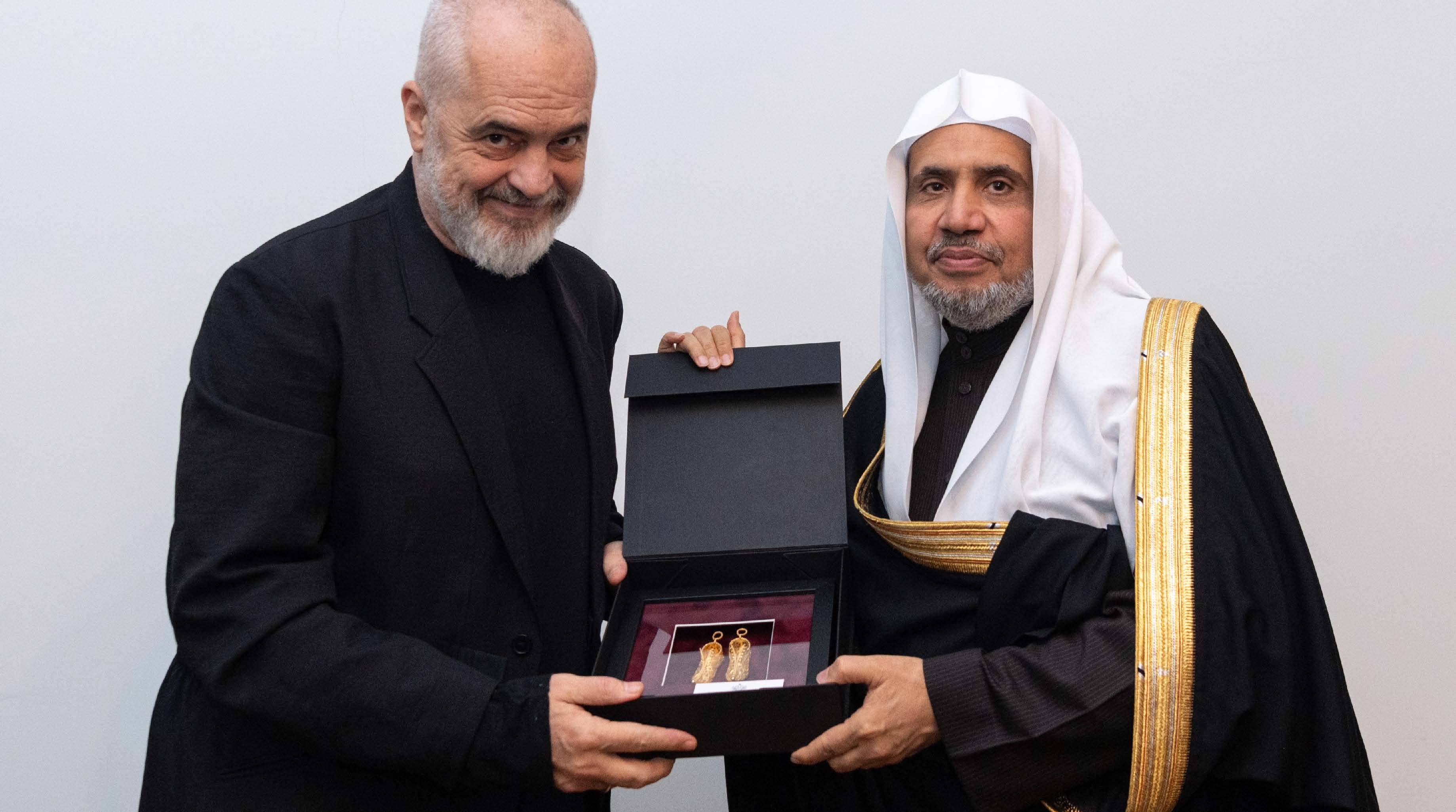 صاحب الفضيلة والمعالي الشيخ الدكتور محمد بن عبدالكريم العيسى يتسلَم هدية من دولة رئيس الوزراء الألباني إيدي راما أثناء لقائه بدولته