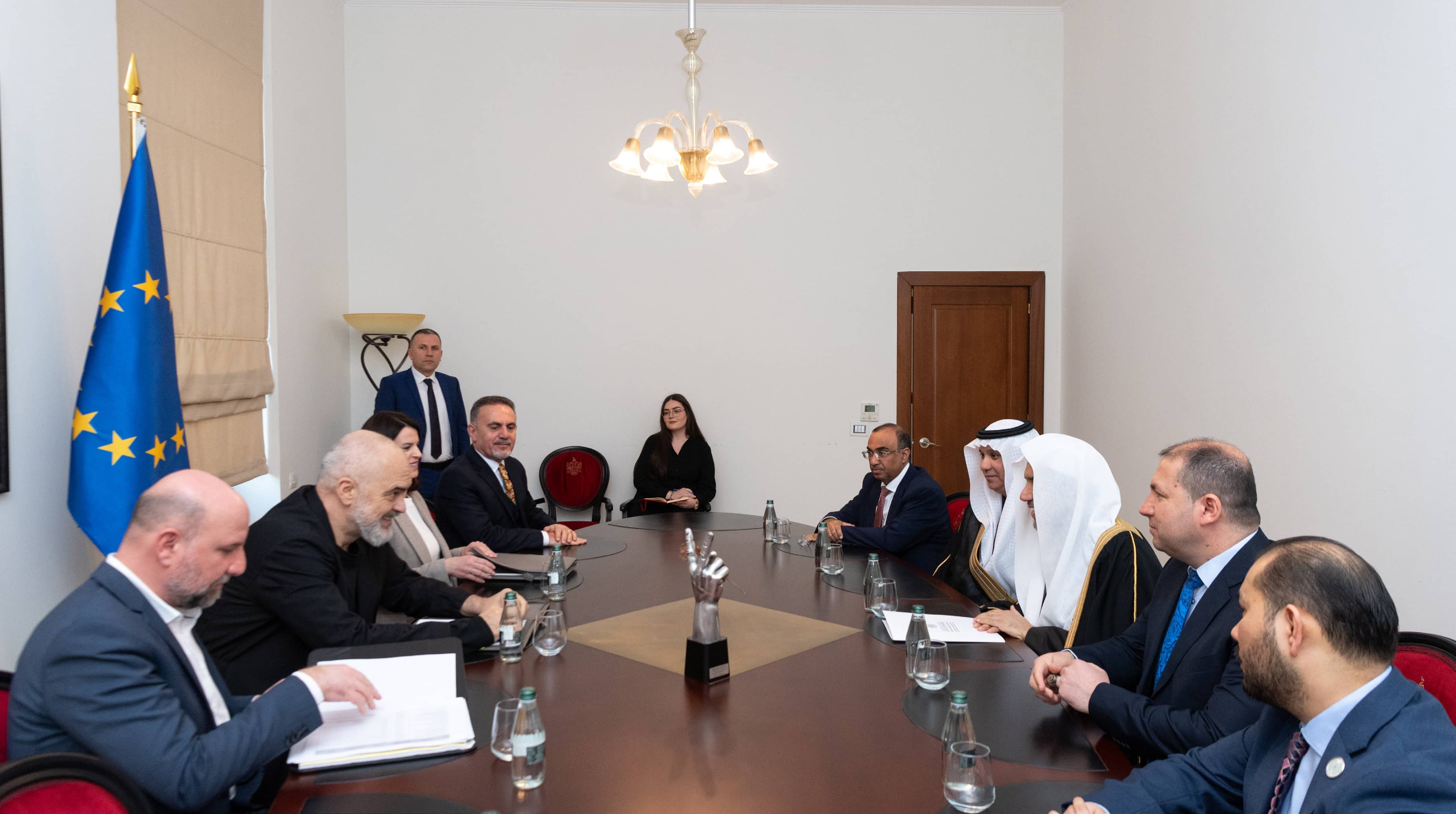 صاحب الفضيلة والمعالي الشيخ الدكتور محمد بن عبدالكريم العيسى عند لقائه بدولة رئيس وزراء ألبانيا إيدي راما