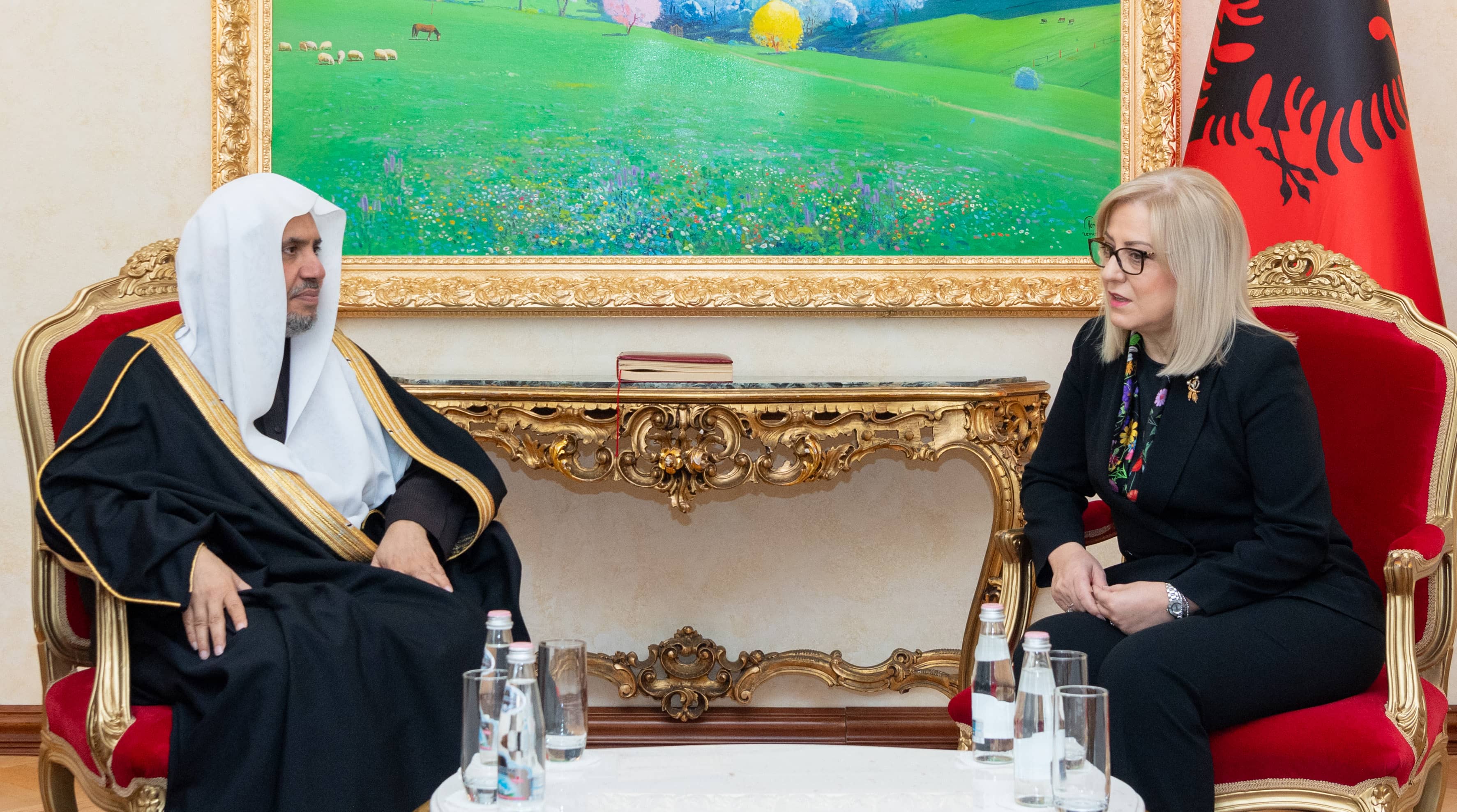 صاحب الفضيلة والمعالي الشيخ الدكتور محمد بن عبدالكريم العيسى أثناء لقائه بمعالي رئيس البرلمان في ألبانيا السيدة لينديتا نيكول
