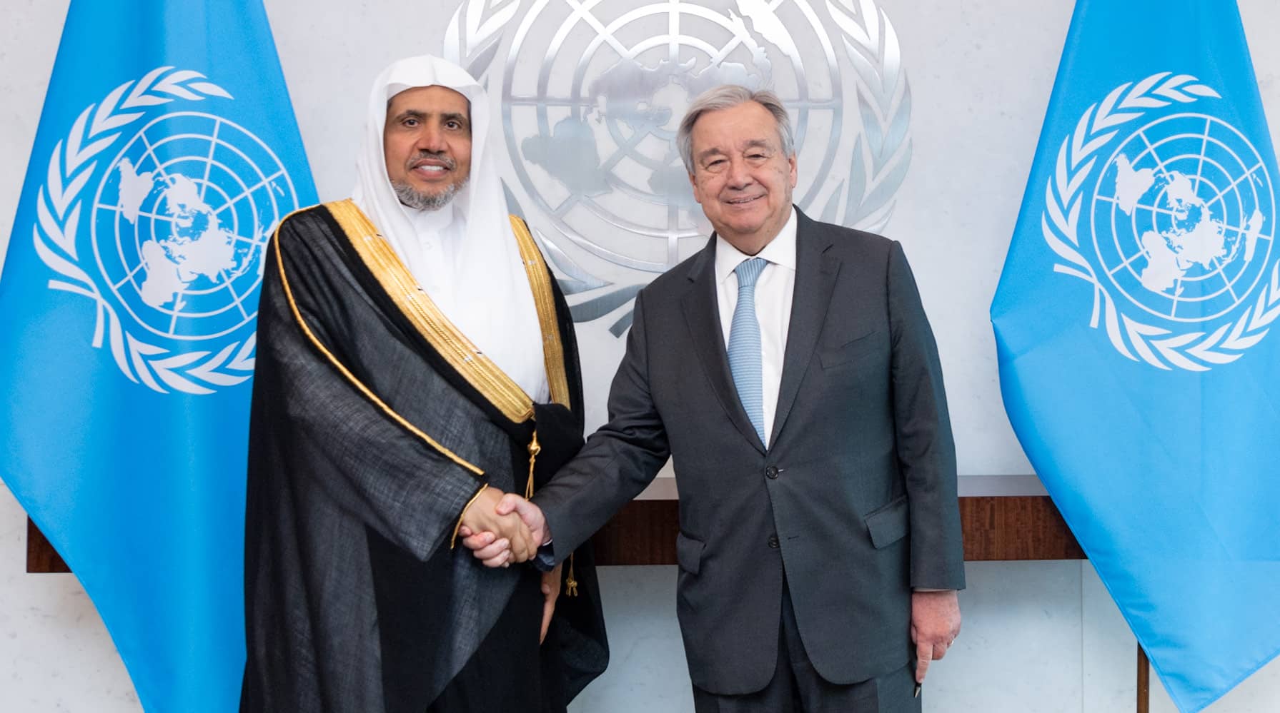 معالي الأمين العام للأمم المتحدة السيد أنطونيو غوتيرش، مرحباً بوصول صاحب الفضيلة والمعالي الشيخ الدكتور محمد بن عبد الكريم العيسى إلى قاعة الاجتماعات الرئيسة في مكتبه بنيويورك