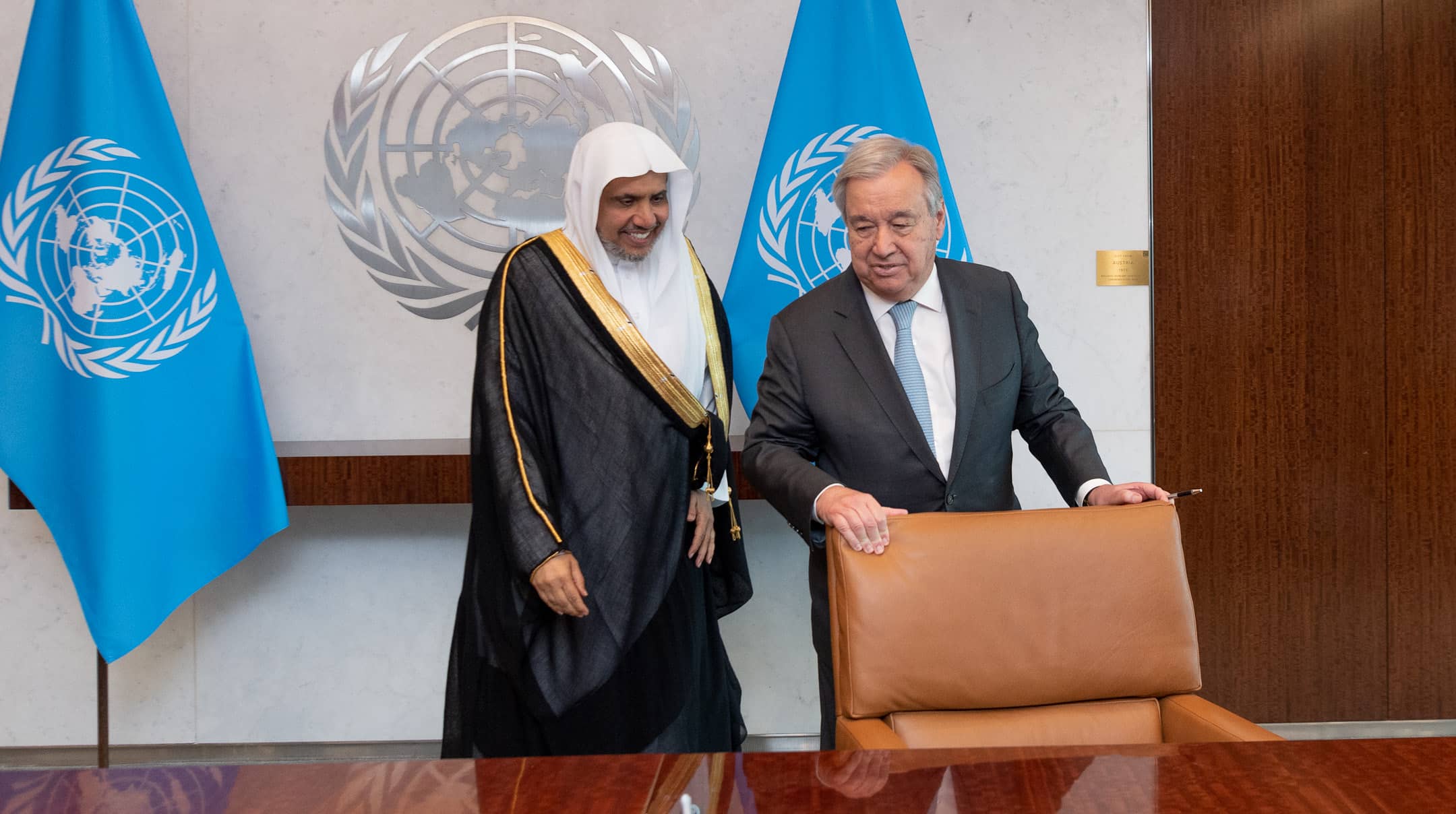 معالي الأمين العام للأمم المتحدة، السيد أنطونيو غوتيرش، مُرحبًا بصاحب الفضيلة والمعالي، الشيخ الدكتور محمد بن عبدالكريم العيسى، في مقرّ الأمم المتحدة بنيويورك
