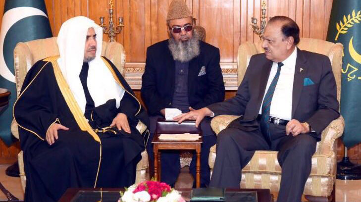 فخامة الرئيس الباكستاني السيد ممنون حسن لدى استقبال صاحب الفضيلة والمعالي الشيخ الدكتور محمد بن عبد الكريم العيسى في القصر الرئاسي في العاصمة إسلام آباد