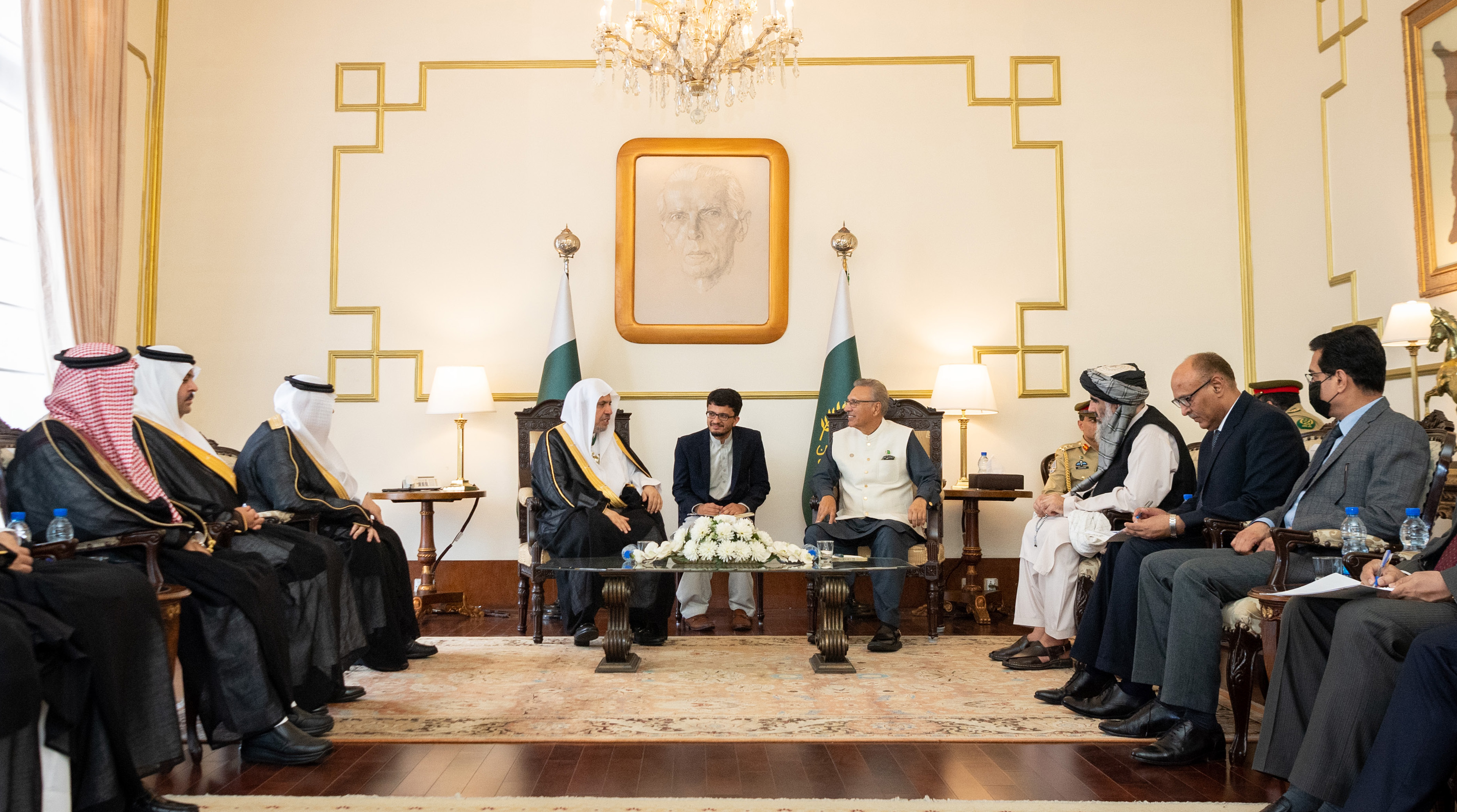 فخامة الرئيس الباكستاني الدكتور عارف علوي مستقبلاً صاحب الفضيلة والمعالي الشيخ الدكتور محمد بن عبد الكريم العيسى في القصر الرئاسي بالعاصمة إسلام آباد
