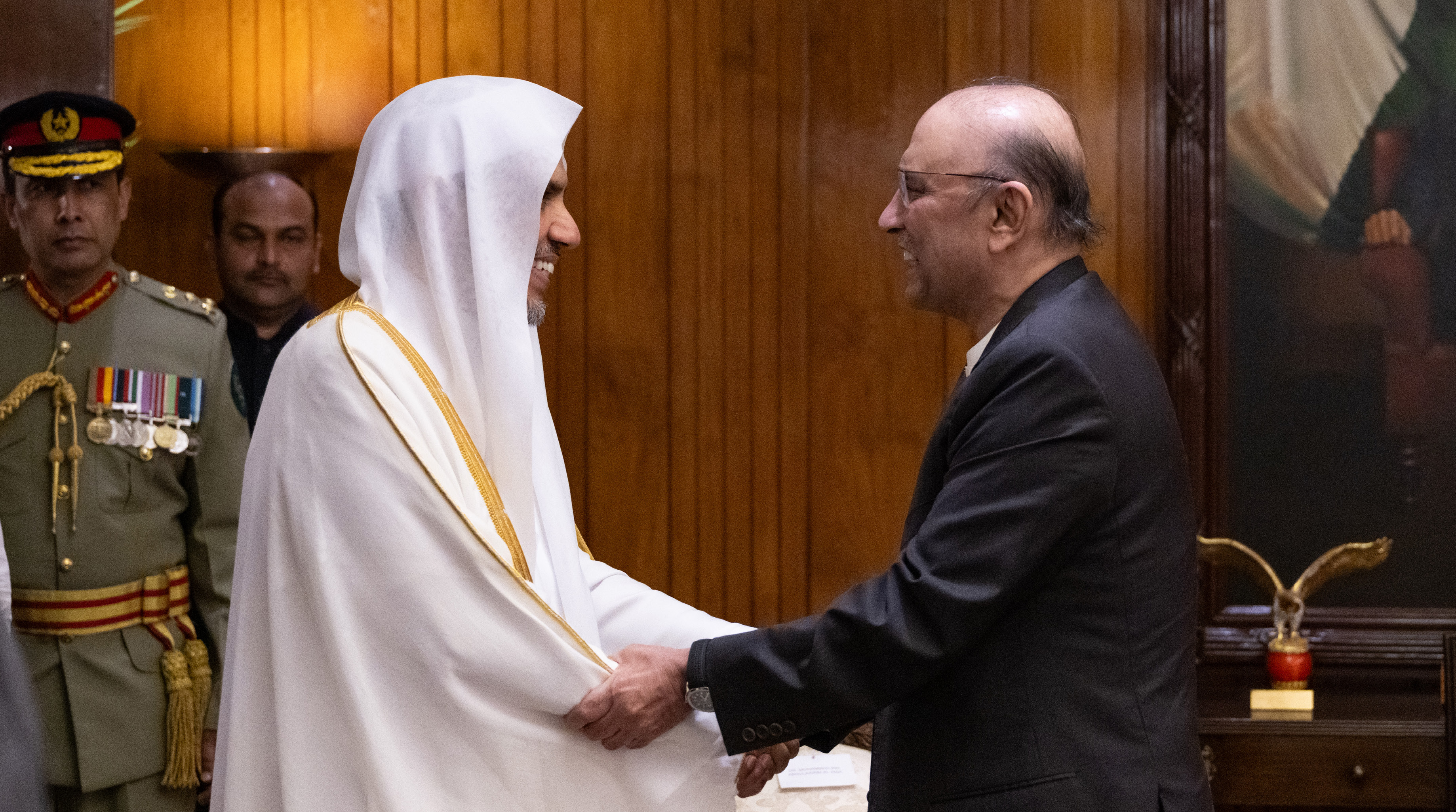 فخامةُ رئيس جمهورية باكستان الإسلامية، السيد آصف علي زرداري يحتفي بصاحب الفضيلة والمعالي الشيخ الدكتور محمد بن عبدالكريم العيسى في القصر الرئاسي بالعاصمة "إسلام آباد"