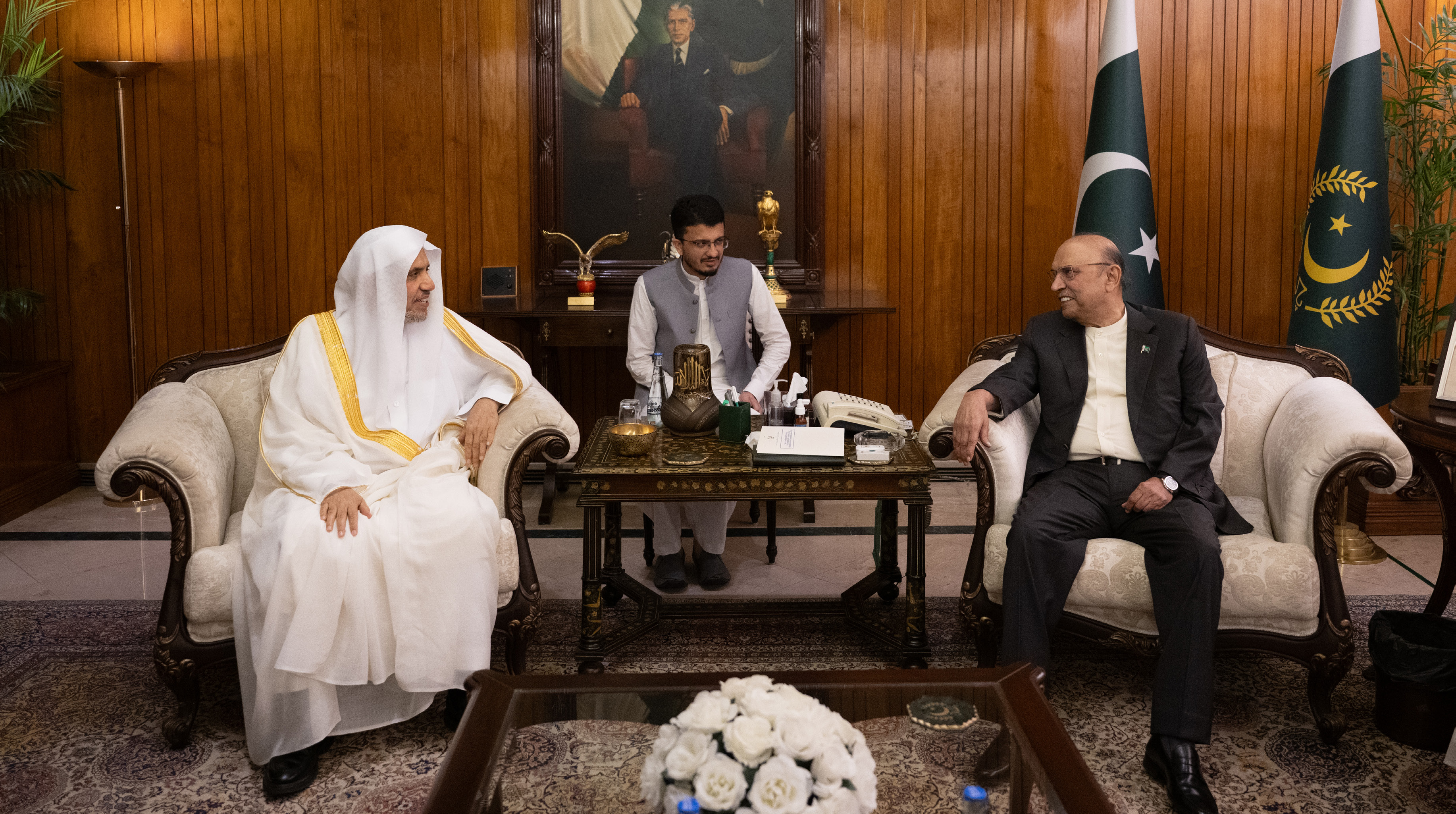 صاحب الفضيلة والمعالي الشيخ الدكتور محمد بن عبدالكريم العيسى أثناء اجتماعه بفخامة رئيس جمهورية باكستان الإسلامية، السيد آصف علي زرداري في القصر الرئاسي بالعاصمة "إسلام آباد"