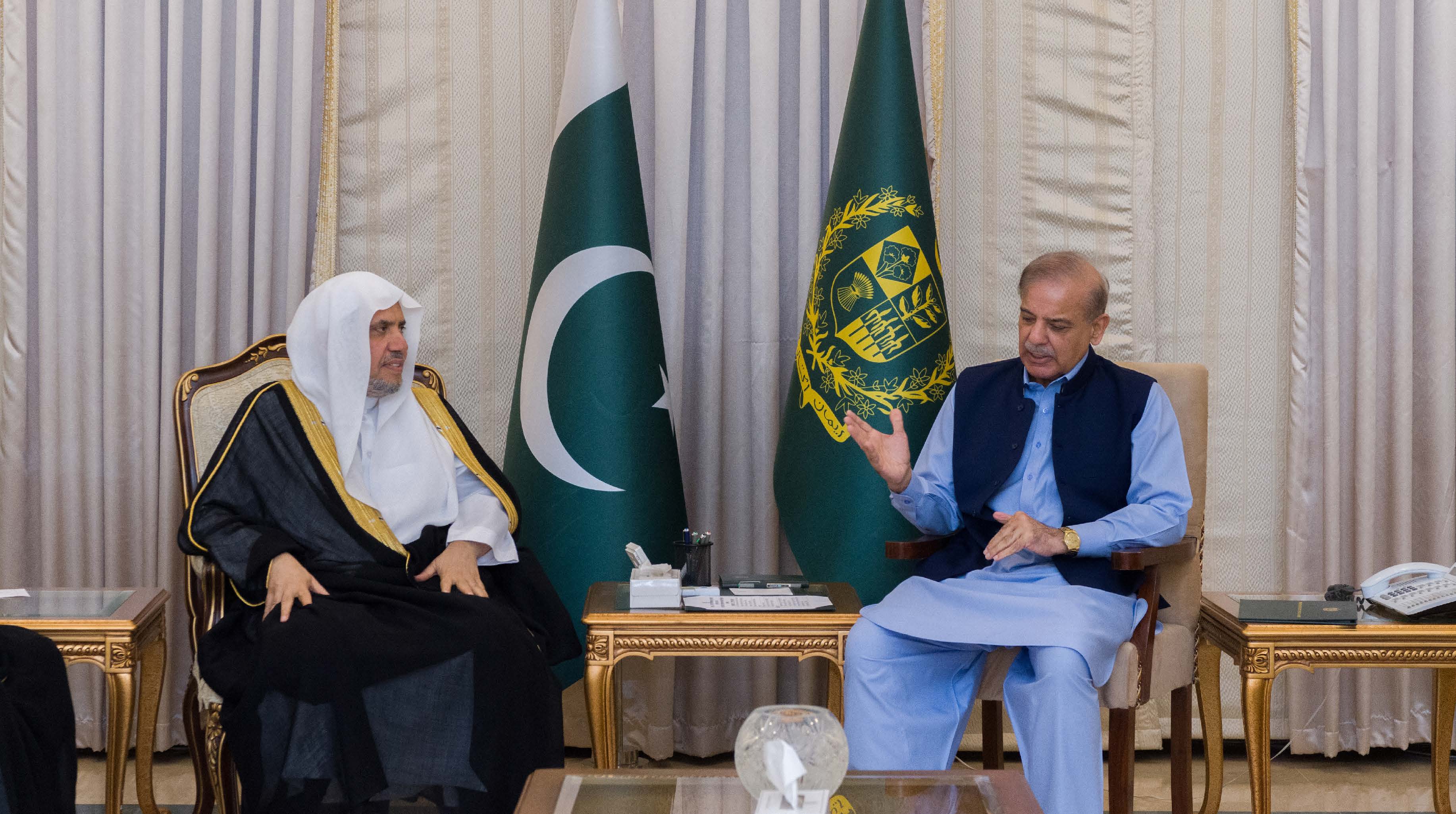صاحب الفضيلة معالي الشيخ الدكتور محمد بن عبدالكريم العيسى أثناء لقائه بدولة رئيس وزراء باكستان السيد شهباز شريف في مقر رئاسة الوزراء بالعاصمة إسلام آباد