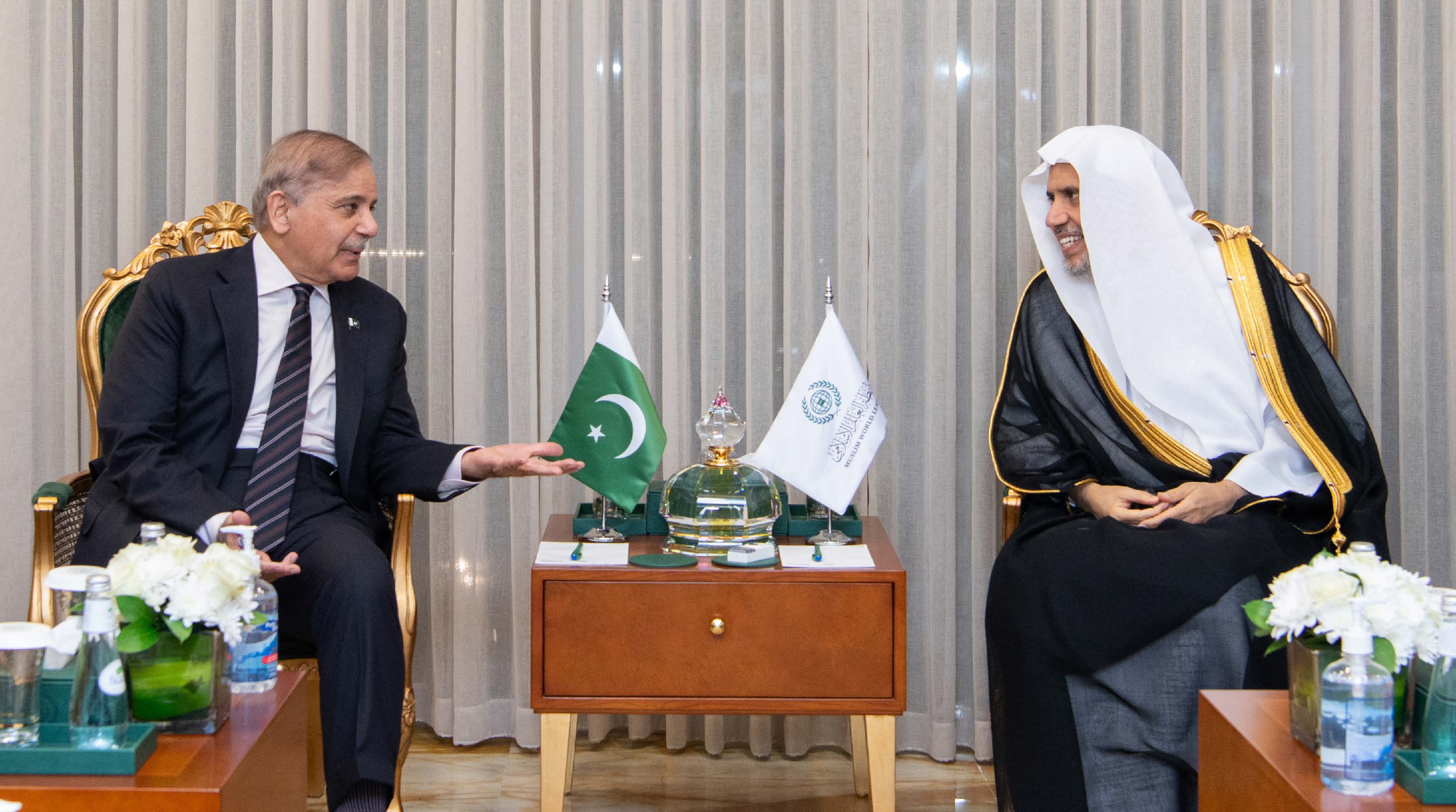 صاحب الفضيلة والمعالي الشيخ الدكتور محمد بن عبدالكريم العيسى خلال لقائه دولة رئيس وزراء جمهورية باكستان الإسلامية، السيد محمد شهباز شريف، أثناء زيارة فخامته لمقر رابطة العالم الإسلامي