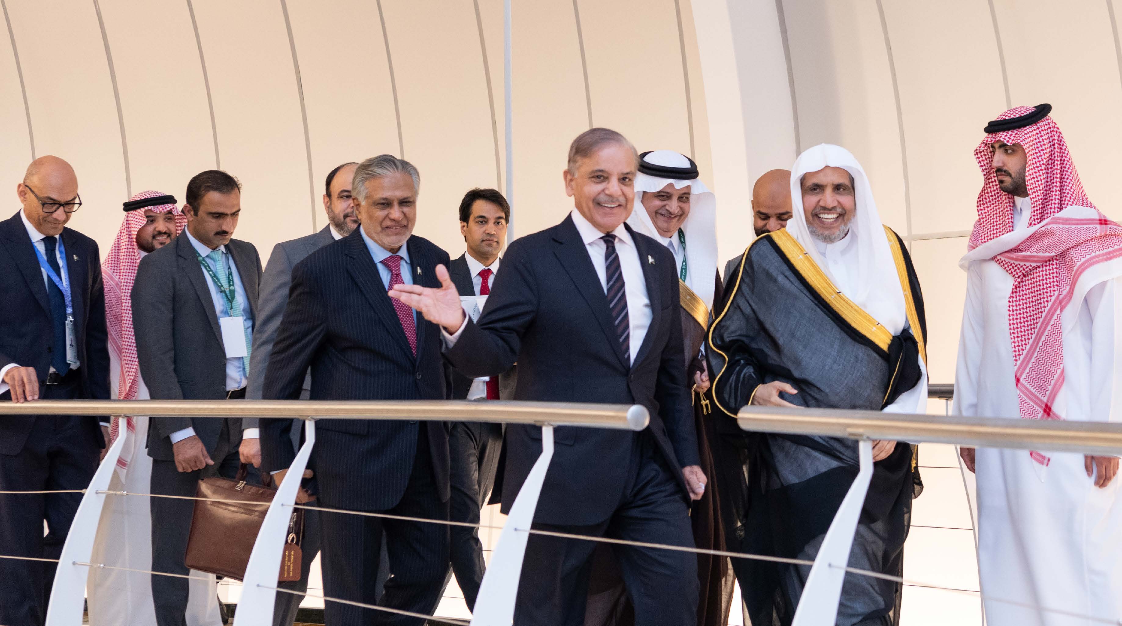 صاحب الفضيلة والمعالي الشيخ الدكتور محمد بن عبدالكريم العيسى خلال لقائه دولة رئيس وزراء جمهورية باكستان الإسلامية، السيد محمد شهباز شريف، أثناء زيارة فخامته لمقر رابطة العالم الإسلامي