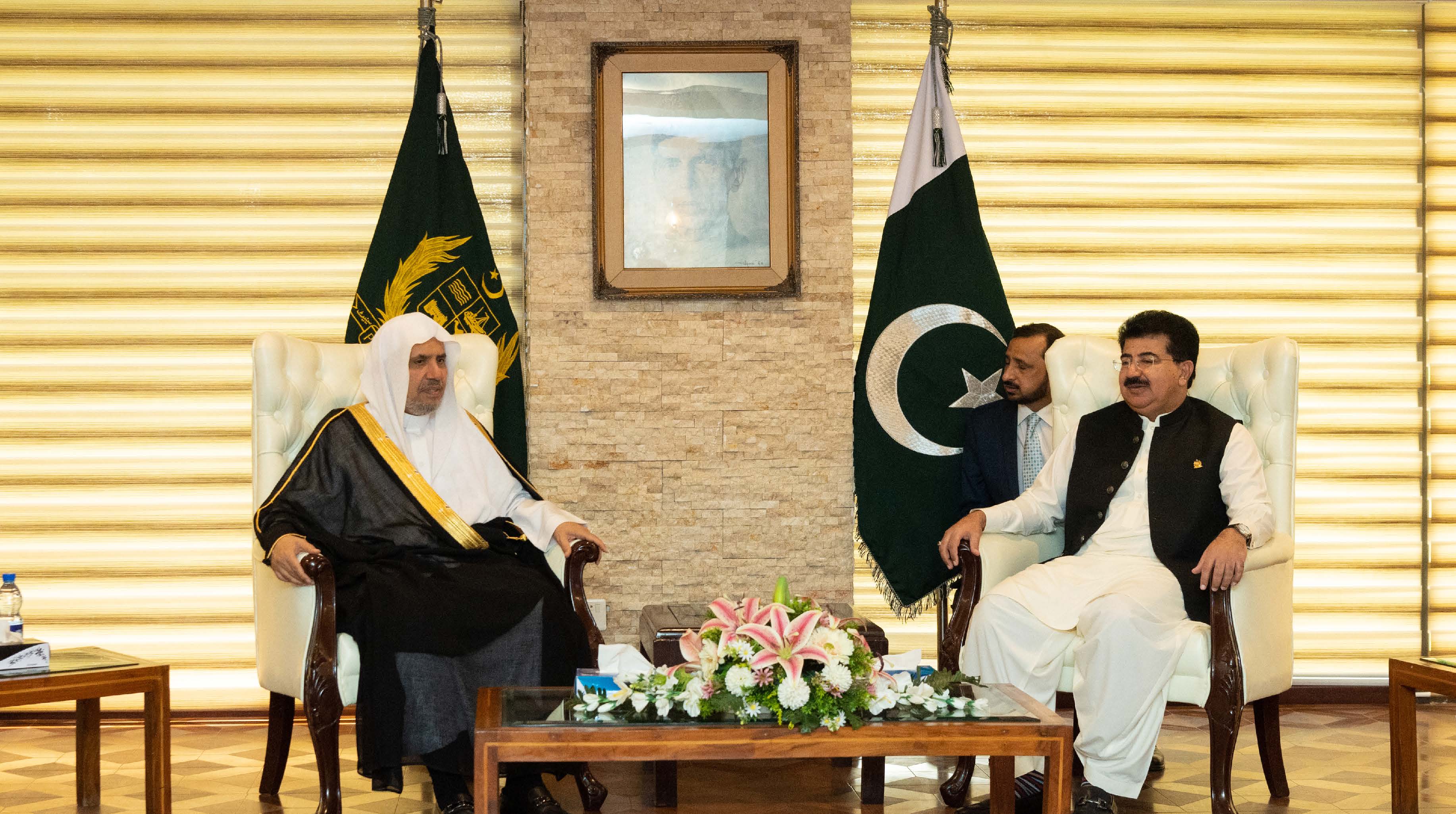 صاحب الفضيلة والمعالي الشيخ الدكتور محمد بن عبد الكريم العيسى يلتقي معالي رئيس مجلس الشيوخ الباكستاني السيناتور محمد صادق سنجراني