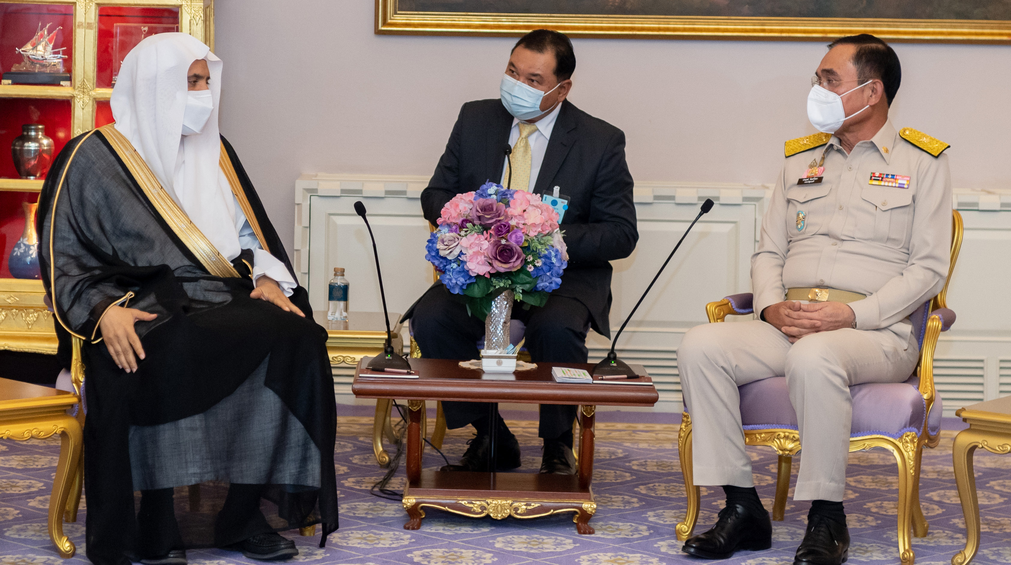 صاحب الفضيلة والمعالي الشيخ الدكتور محمد بن عبد الكريم العيسى لدى لقائه دولة رئيس الوزراء بمملكة تايلاند السيد برايوت تشان أوتش، في مقر الحكومة بالعاصمة
