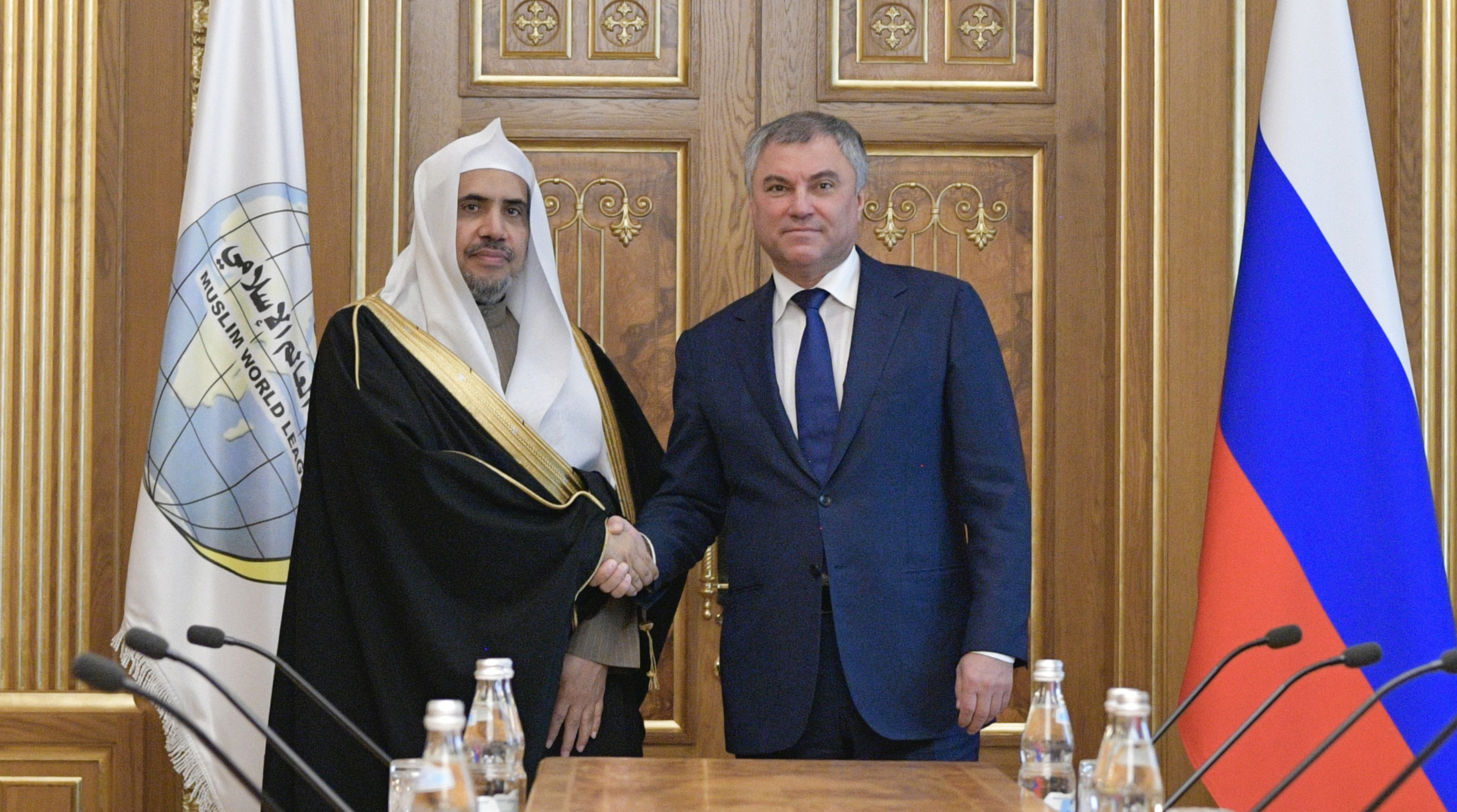 صاحب الفضيلة والمعالي الشيخ الدكتور محمد بن عبدالكريم العيسى مصافحاً دولة رئيس مجلس الدوما الروسي السيد فياتشيساف فولودين