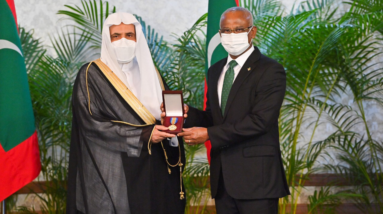 فخامة رئيس جمهورية المالديف السيد إبراهيم صالح خلال مراسم تقليد صاحب الفضيلة والمعالي الشيخ الدكتور محمد بن عبد الكريم العيسى وسام شرف الجمهورية