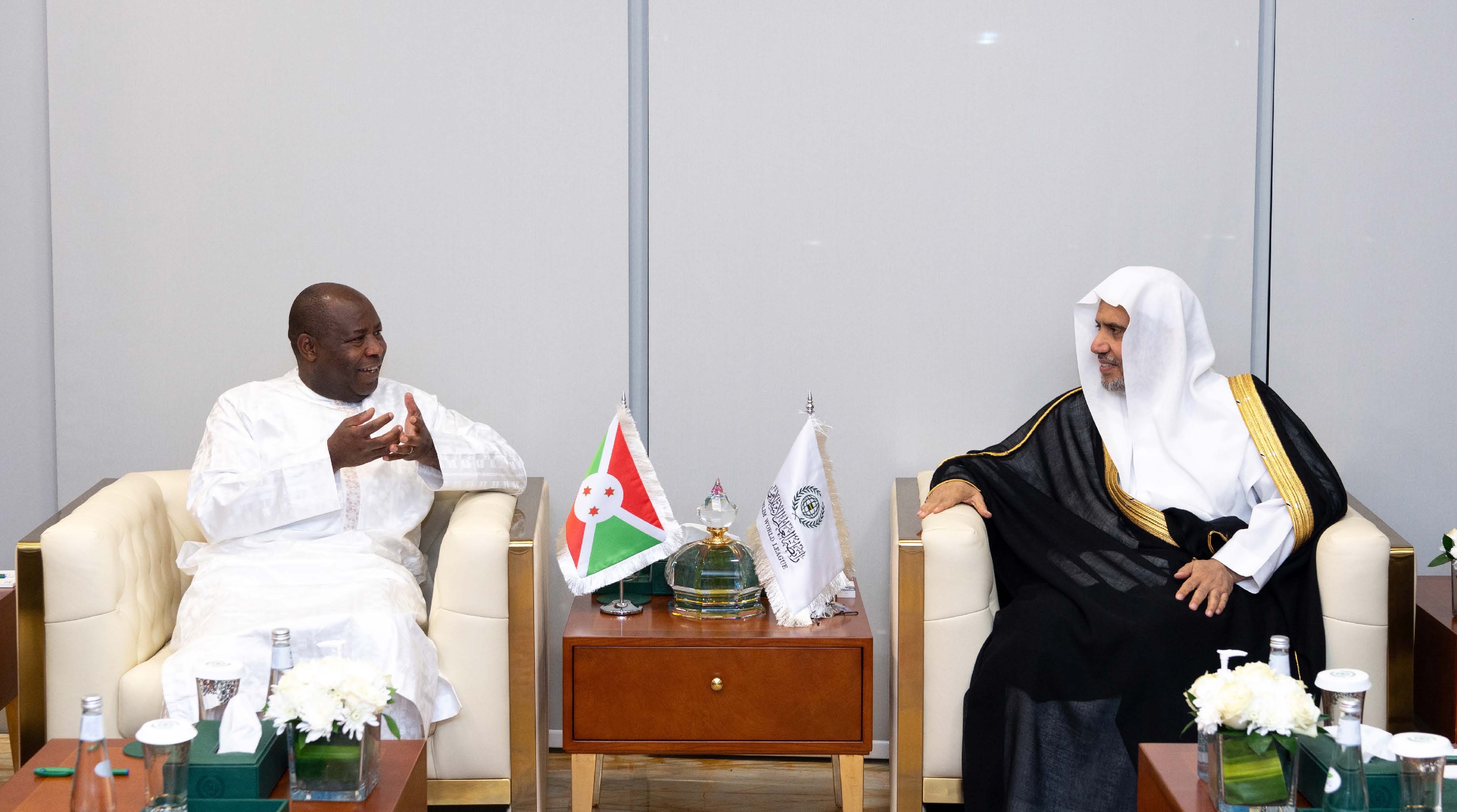 فخامة الرئيس البوروندي السيد ايفاريست ندايشيمي يزور صاحب الفضيلة معالي الشيخ محمد بن عبدالكريم العيسى في مكتبه بمدينة الرياض