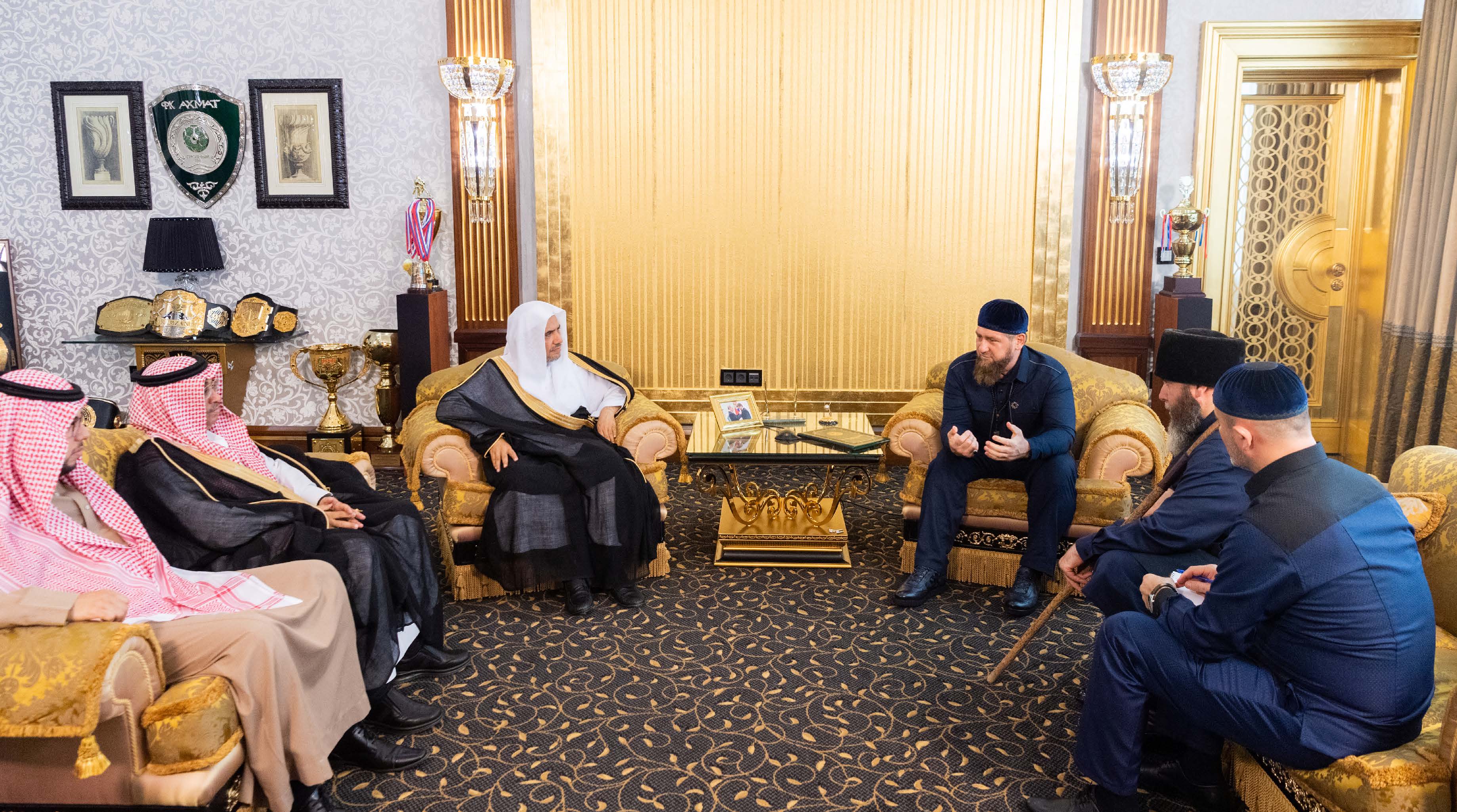 فخامة الرئيس الشيشاني السيد رمضان قاديروف مستقبلاً صاحب الفضيلة والمعالي الشيخ الدكتور محمد بن عبد الكريم العيسى في القصر الرئاسي بالعاصمة غروزني