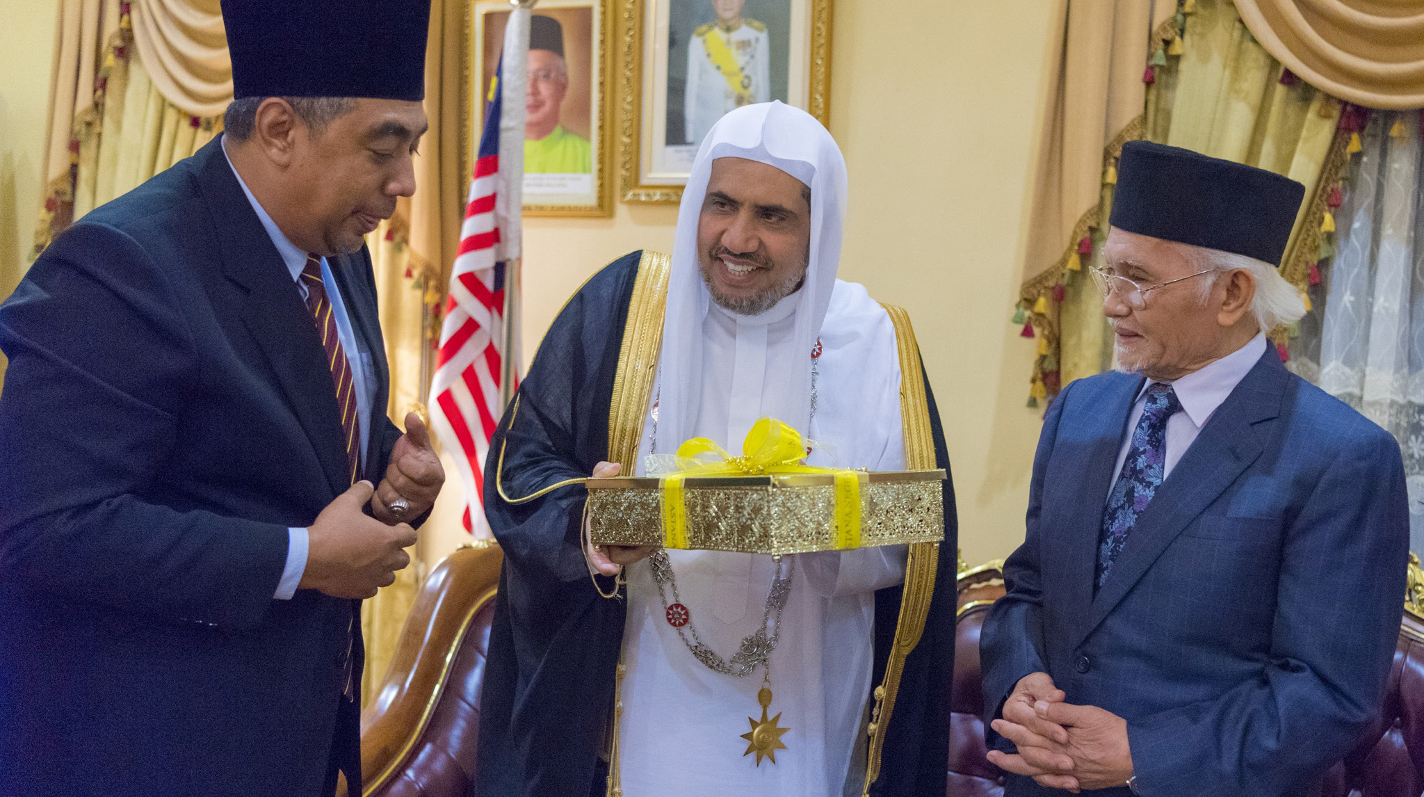 صاحب الفضيلة والمعالي الشيخ الدكتور محمد بن عبد الكريم العيسى، خلال مراسم تقليده وسام الدولة من قبل جلالة سلطان ماليزيا بأعلى الدرجات وهو لقب داتو سرى