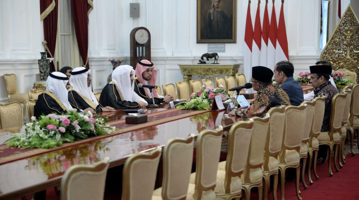 جانب من الاجتماع الذي عقده فخامة الرئيس الإندونيسي السيد جوكو ويدودو وصاحب الفضيلة والمعالي الشيخ الدكتور محمد بن عبد الكريم العيسى، في القصر الرئاسي بالعاصمة جاكرتا