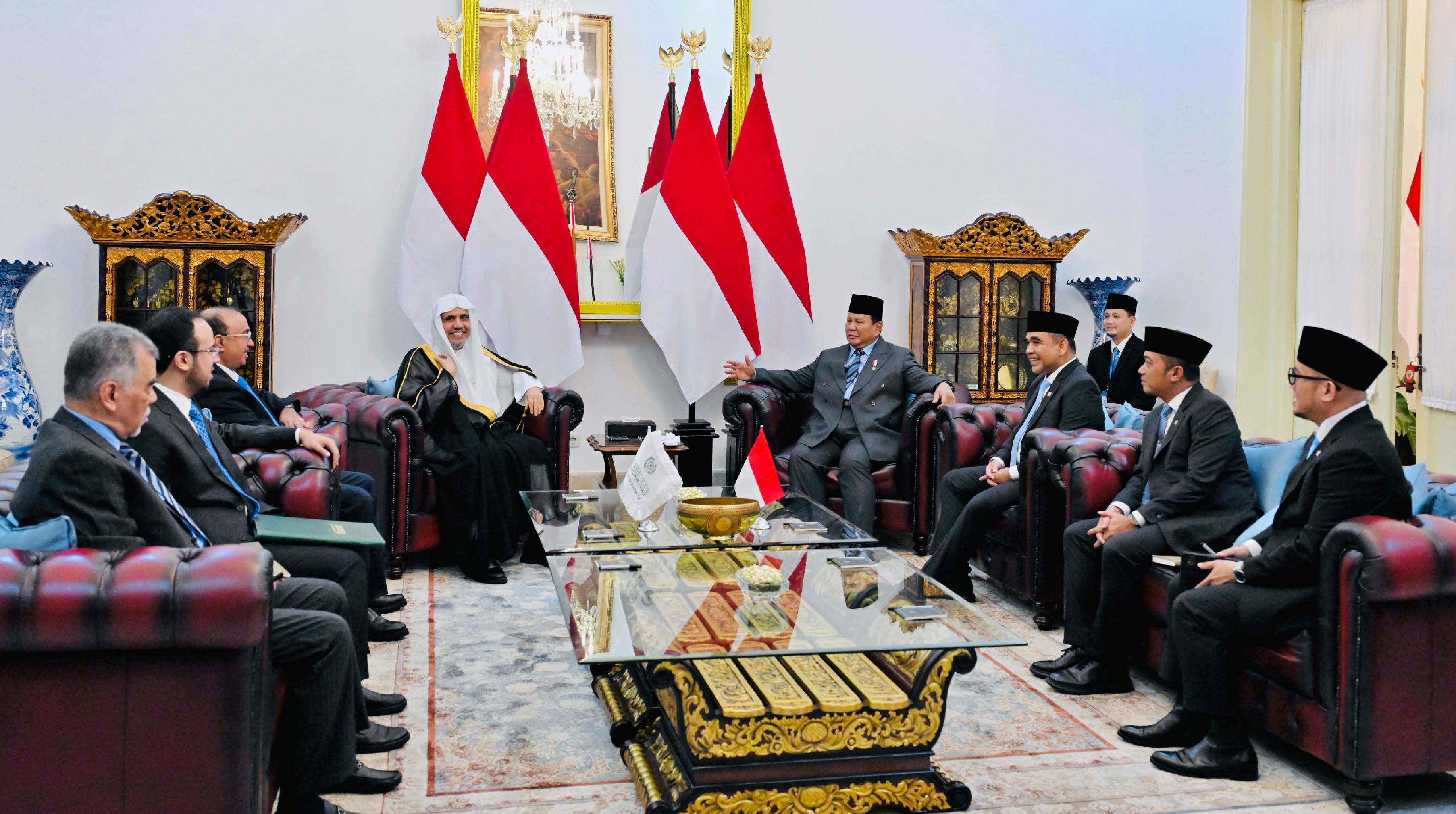 صاحب الفضيلة والمعالي، الشيخ الدكتور محمد بن عبدالكريم العيسى خلال اجتماعه مع فخامة رئيس جمهورية إندونيسيا، السيد برابوو سوبيانتو، في القصر الجمهوري بالعاصمة «جاكرتا»