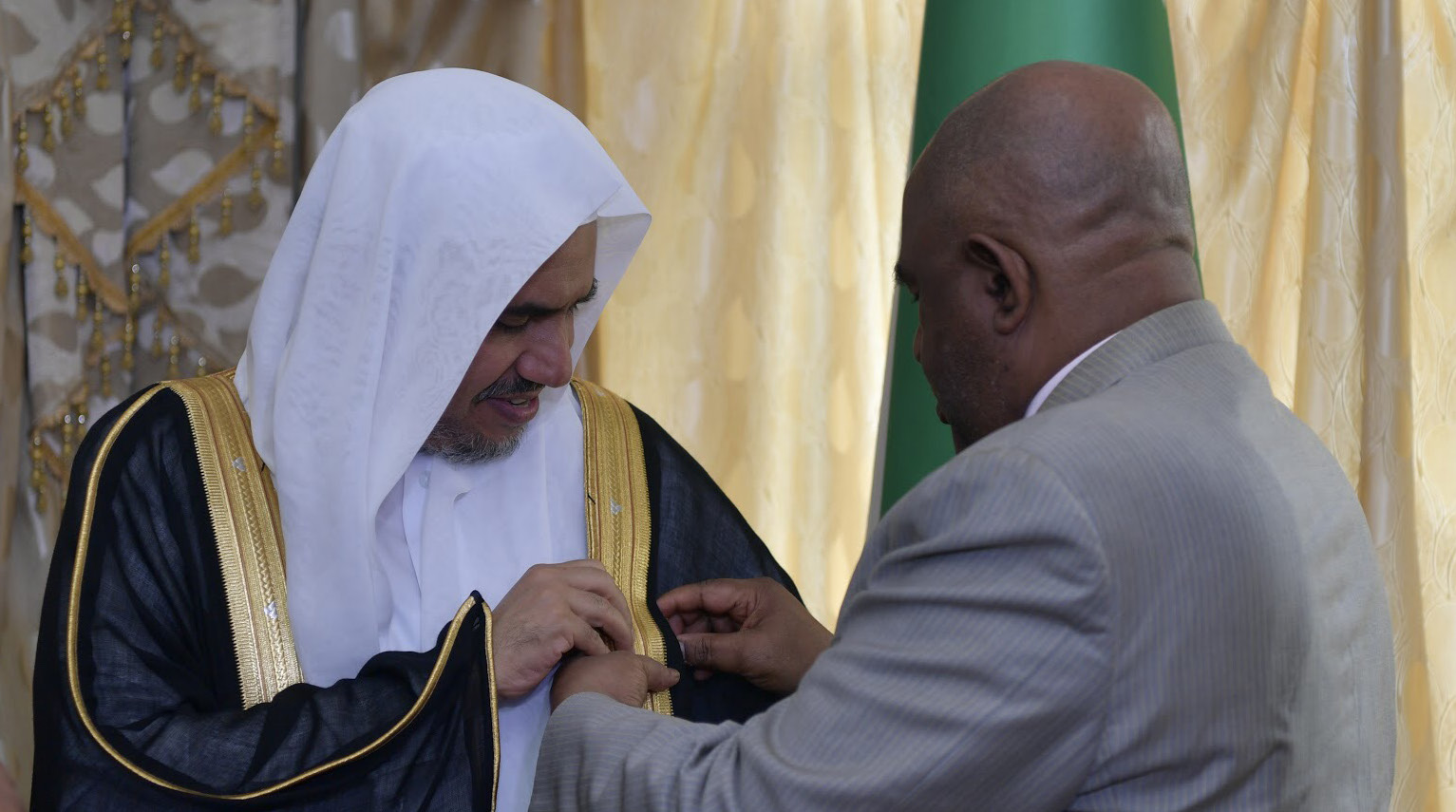 فخامة رئيس جمهورية القمر المتحدة السيد عثمان غزالي يقلد صاحب الفضيلة والمعالي الشيخ الدكتور محمد بن عبد الكريم العيسى، وسام الدولة، في احتفاء رسمي احتضنته العاصمة موروني