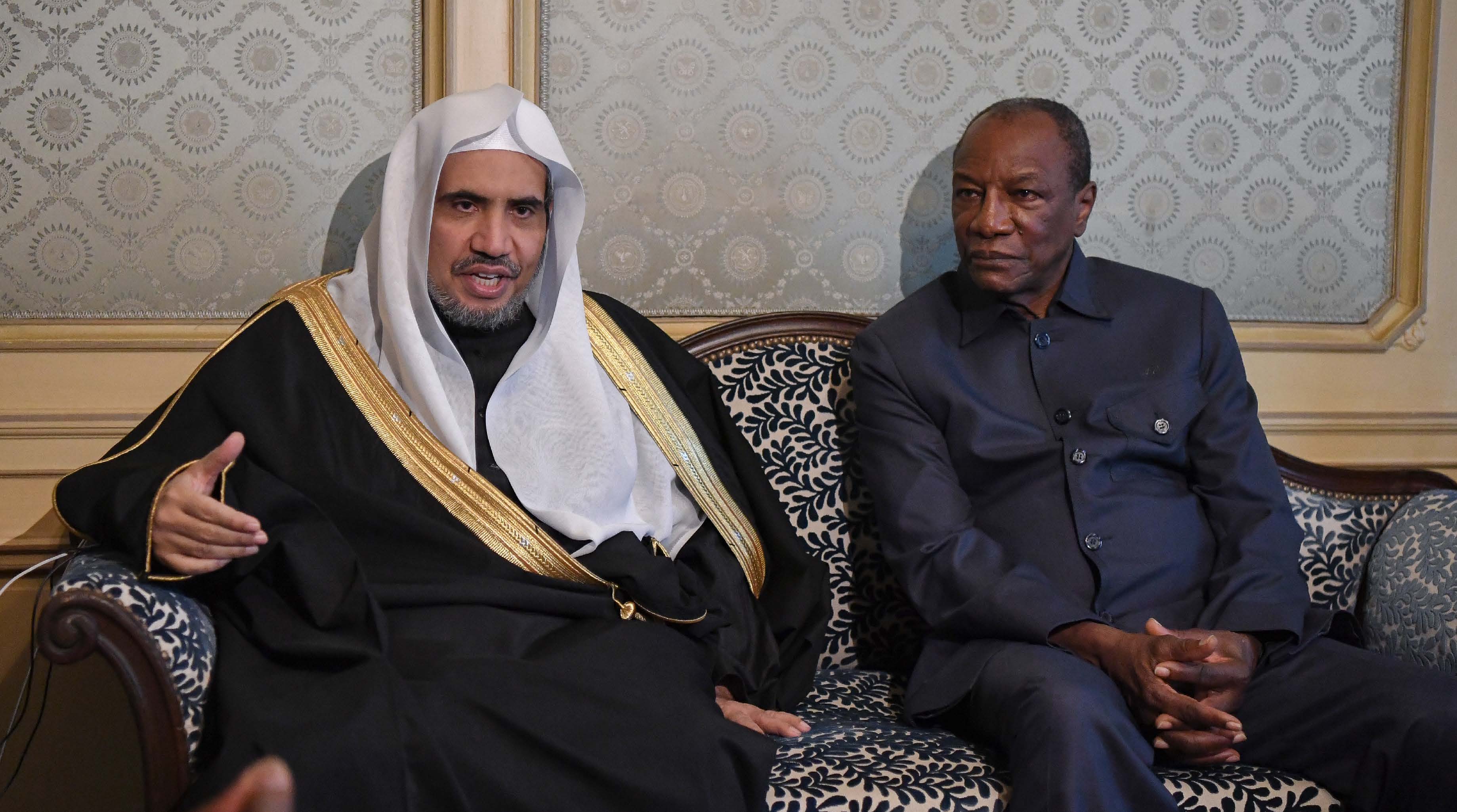 فخامة رئيس جمهورية غينيا السيد ألفا كوندي مستقبلاً صاحب الفضيلة والمعالي الشيخ الدكتور محمد بن عبد الكريم العيسى