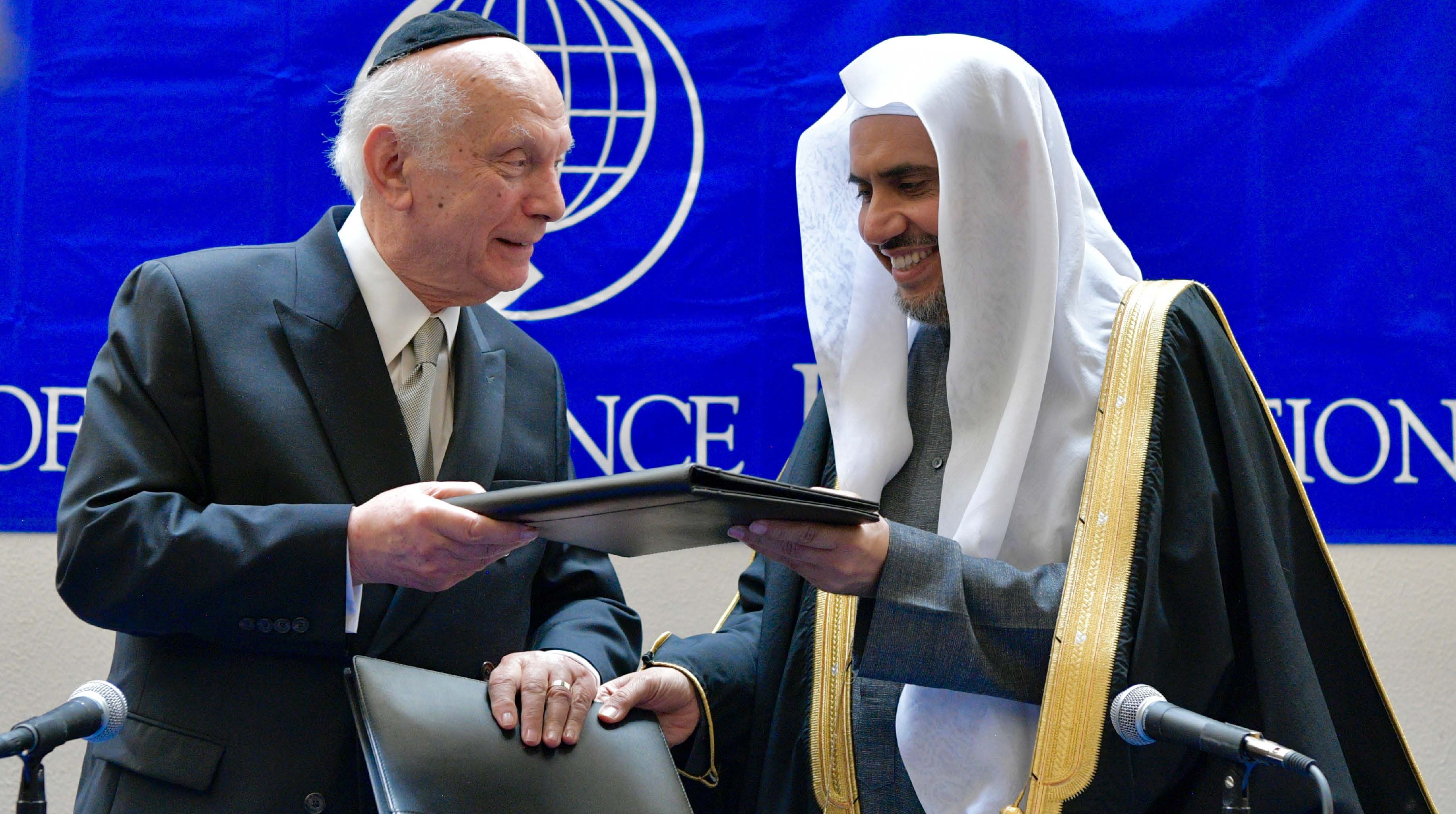 صاحب الفضيلة والمعالي الشيخ الدكتور محمد بن عبد الكريم العيسى عقب توقيع اتفاقية تعاون مع الحاخام الأكبر آرثر شناير في نيويورك
