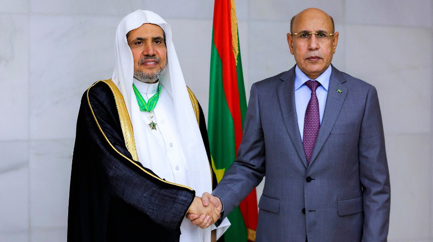 صاحب الفضيلة والمعالي الشيخ الدكتور محمد بن عبد الكريم العيسى، وفخامة الرئيس الموريتاني السيد محمد ولد الشيخ الغزواني، بعد مراسم تقليد الدكتور العيسى أعلى أوسمة الجمهورية الموريتانية