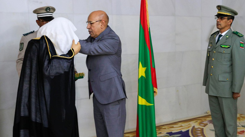 فخامة رئيس الجمهورية الإسلامية الموريتانية السيد محمد ولد الشيخ الغزواني يقلّد صاحب الفضيلة والمعالي الشيخ الدكتور محمد بن عبد الكريم العيسى، وسام الاستحقاق الوطني، خلال مراسم رسمية بقصر الرئاسة في نواكشوط