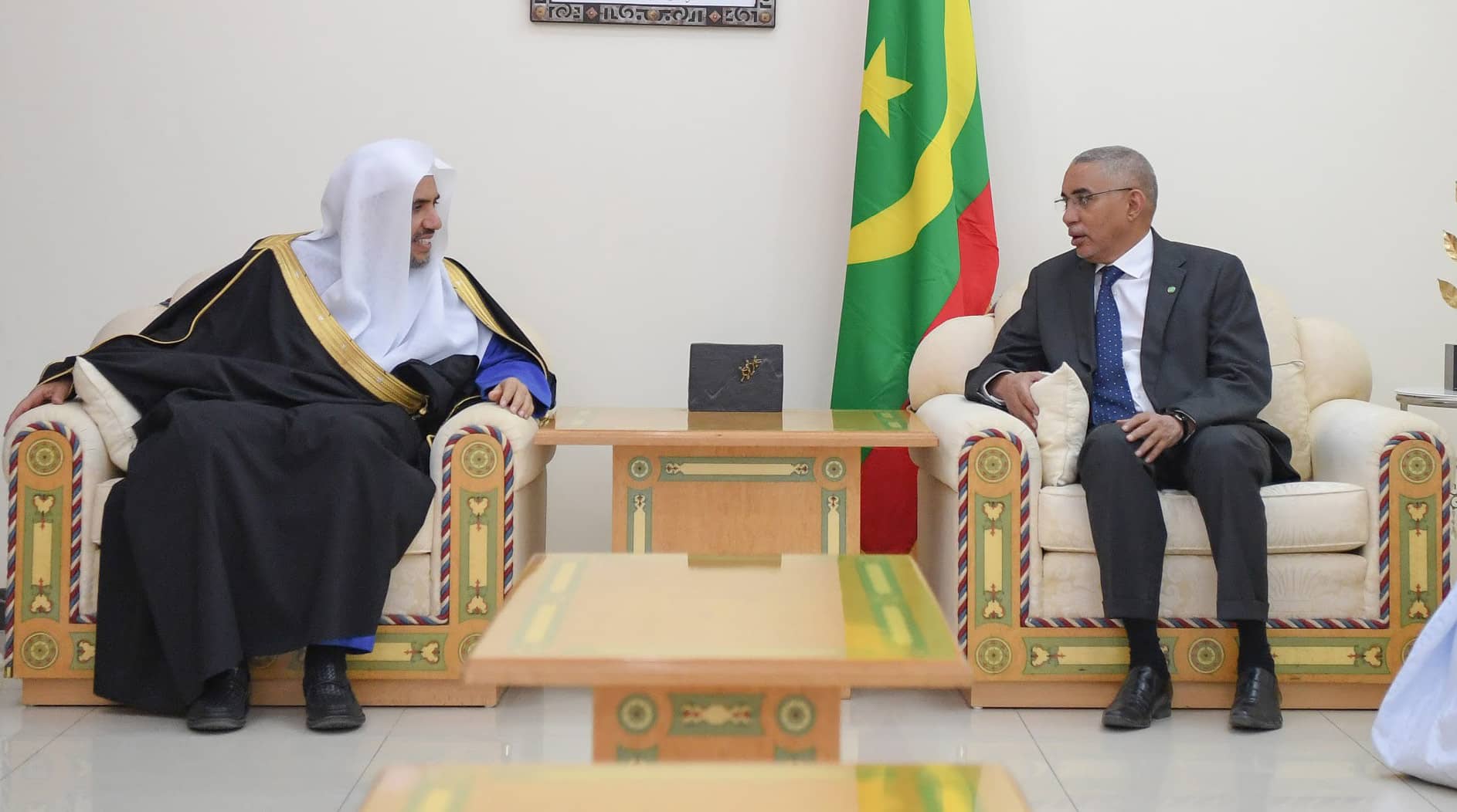 دولة رئيس الوزراء الموريتاني السيد يحيى ولد أحمد، مستقبلاً صاحب الفضيلة والمعالي الشيخ الدكتور محمد بن عبد الكريم العيسى في مقر الحكومة بنواكشوط
