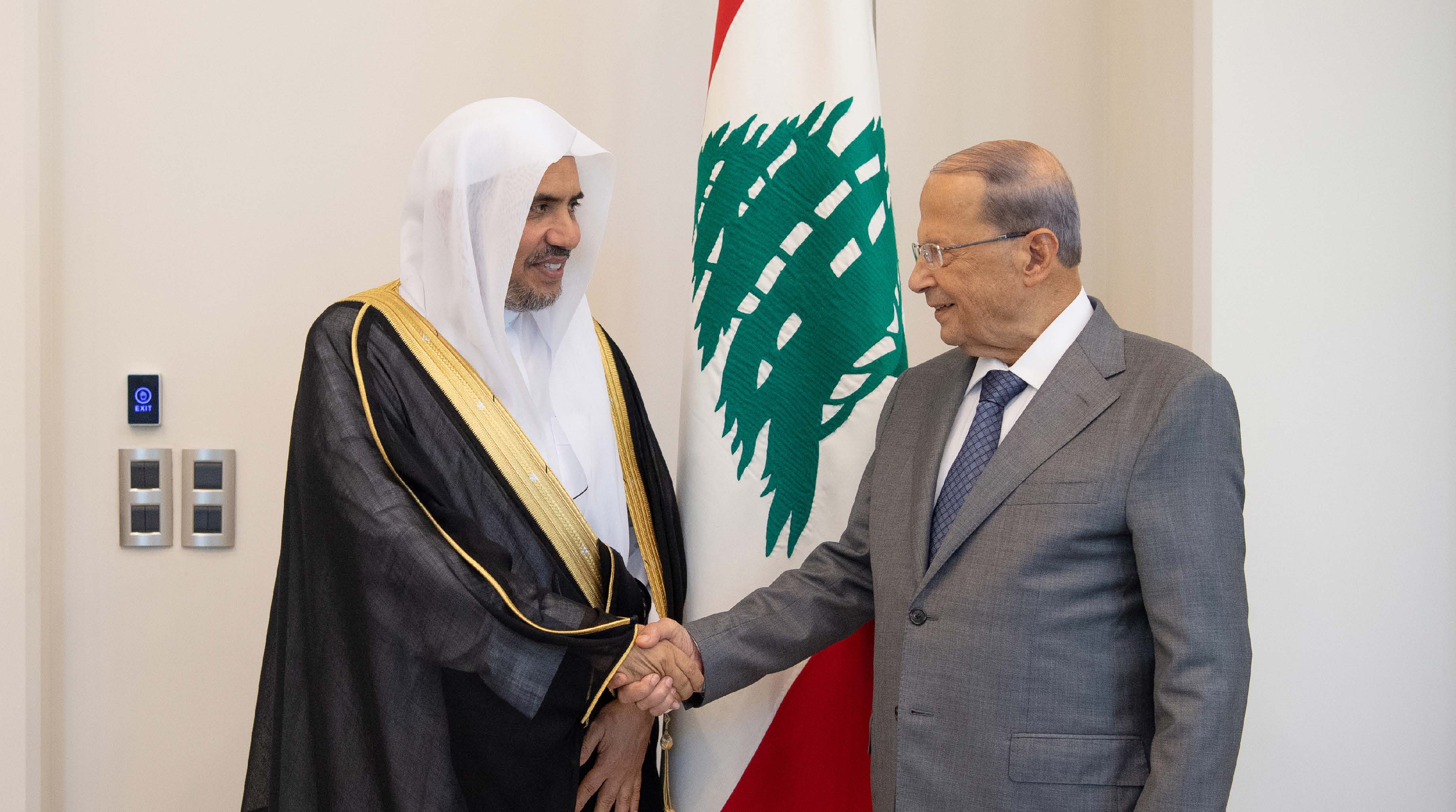 فخامة رئيس الجمهورية اللبنانية السيد ميشال عون مستقبلاً صاحب الفضيلة والمعالي الشيخ الدكتور محمد بن عبد الكريم العيسى في القصر الجمهوري