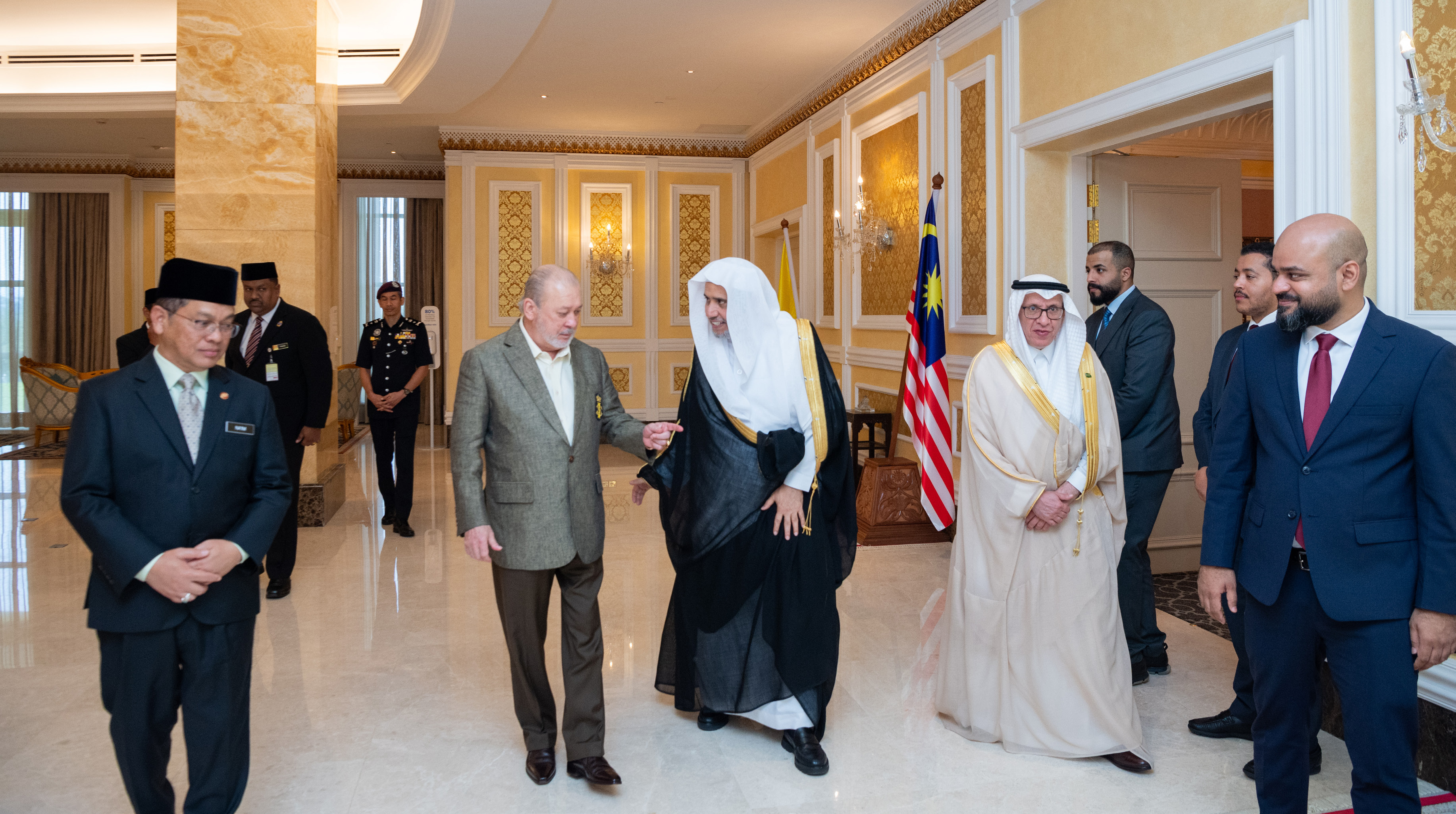 صاحب الفضيلة معالي الشيخ الدكتور محمد بن عبدالكريم العيسى أثناء لقائه بملك ماليزيا جلالة السلطان ابراهيم في القصر الملكي بكوالالمبور