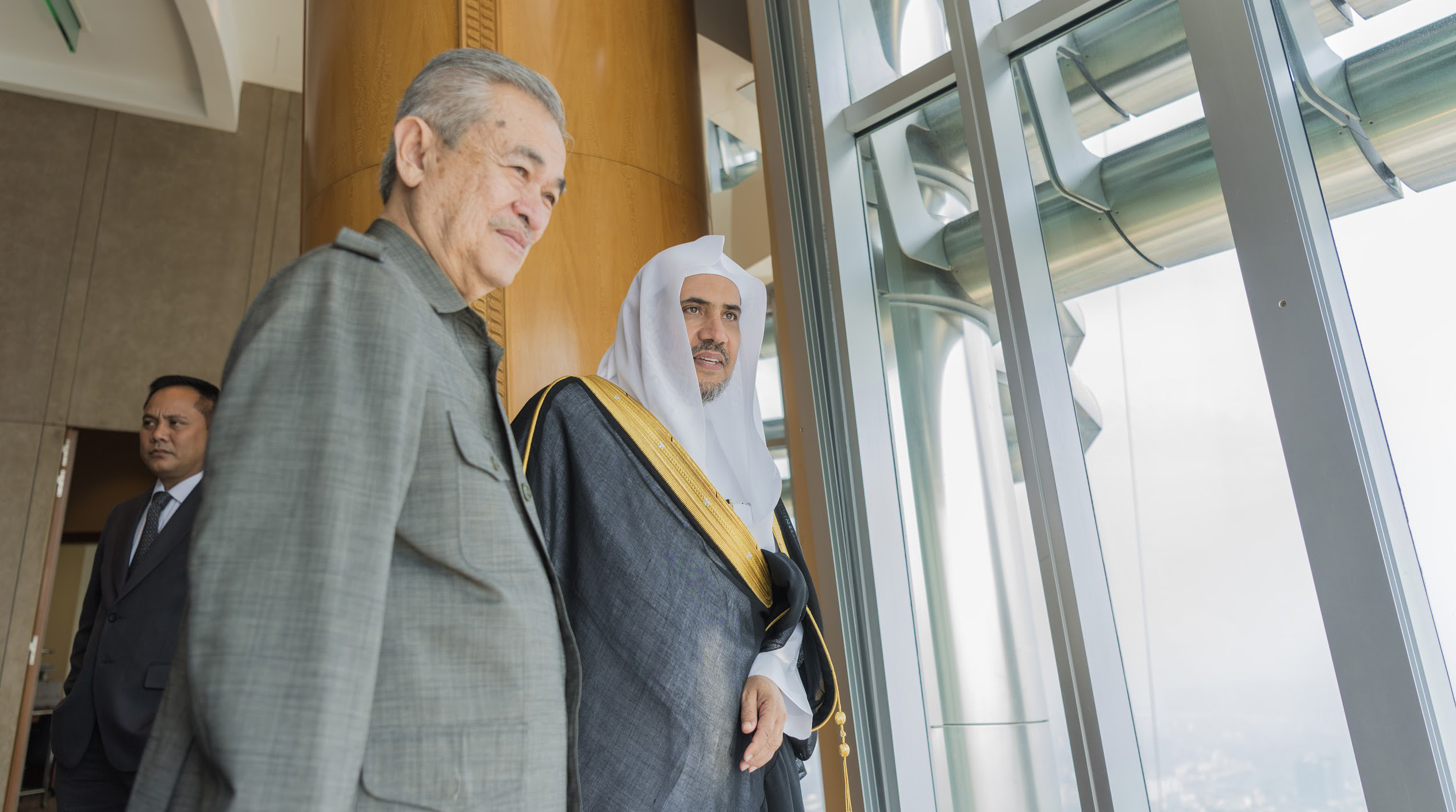 دولة رئيس الوزراء الماليزي السيد عبدالله بدوي مستضيفاً صاحب الفضيلة والمعالي الشيخ الدكتور محمد بن عبد الكريم العيسى أثناء زيارته لماليزيا