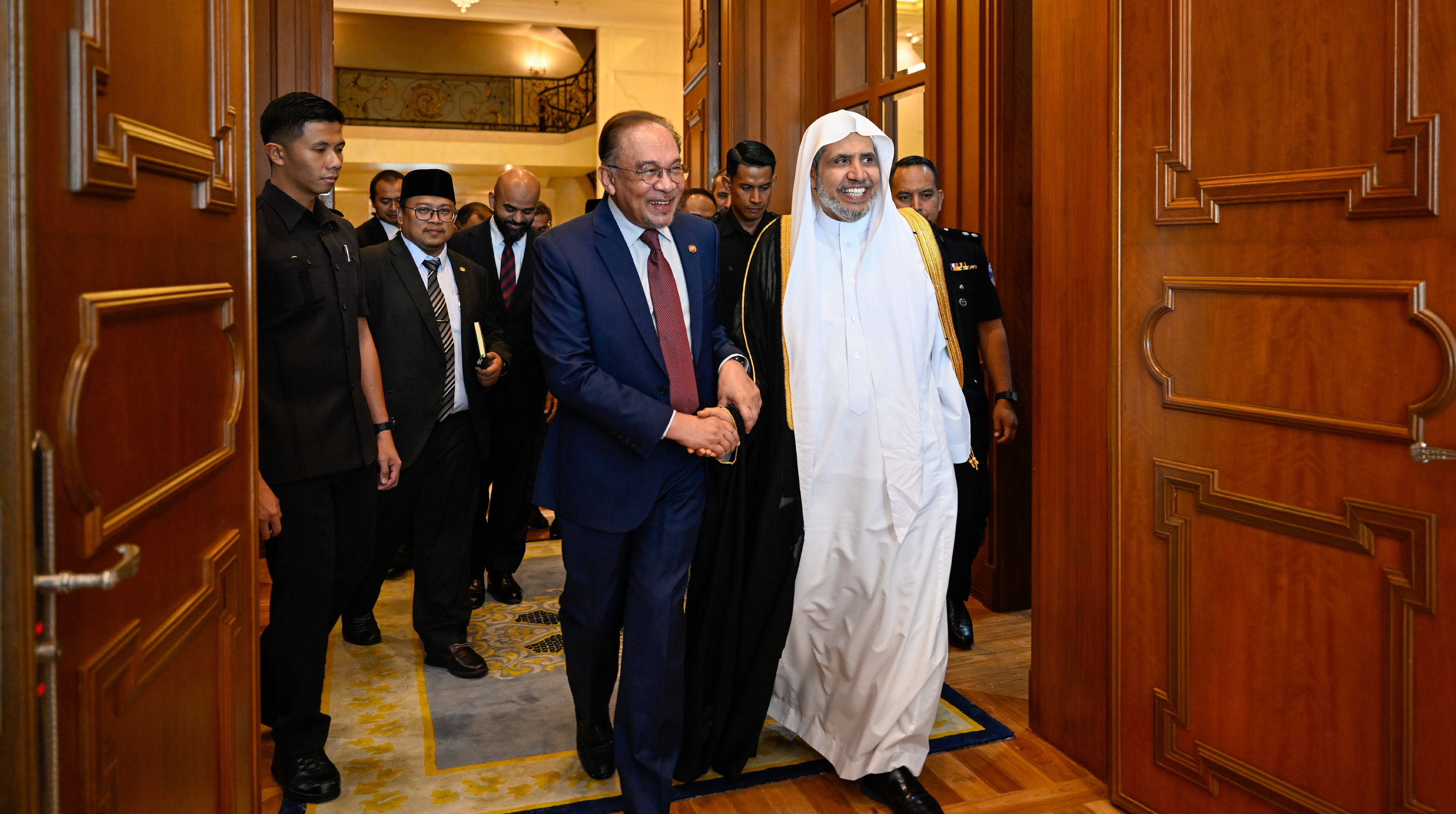 دولة رئيس وزراء ماليزيا، داتو سري أنور إبراهيم، يستقبل صاحب الفضيلة والمعالي، الشيخ الدكتور محمد بن عبدالكريم العيسى، في القصر الرئاسي بالعاصمة الماليزيّة "كوالالمبور"
