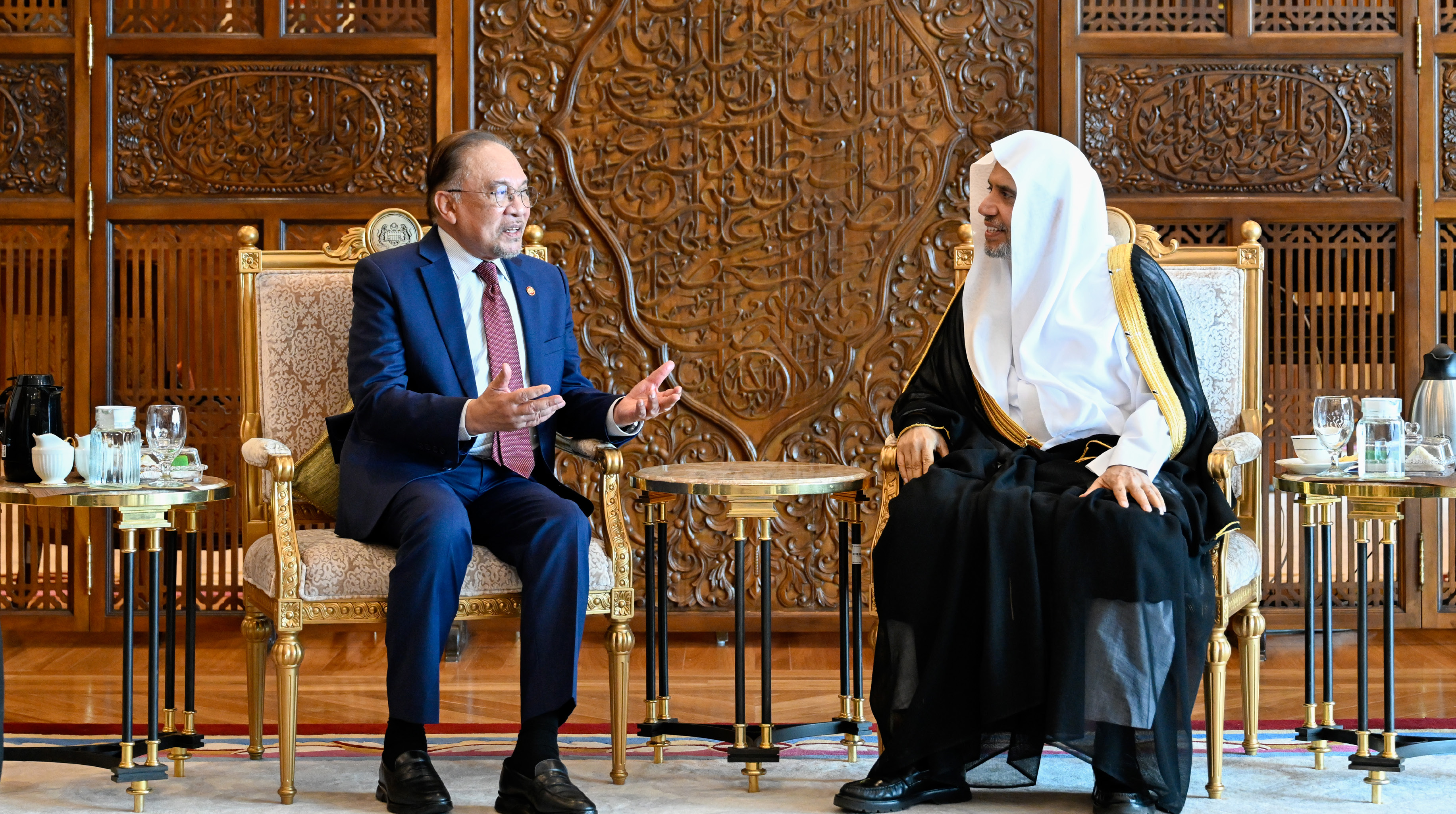 صاحب الفضيلة والمعالي، الشيخ الدكتور محمد بن عبدالكريم العيسى، خلال اجتماعه مع دولة رئيس وزراء ماليزيا، داتو سري أنور إبراهيم، في القصر الرئاسي بالعاصمة الماليزيّة "كوالالمبور"