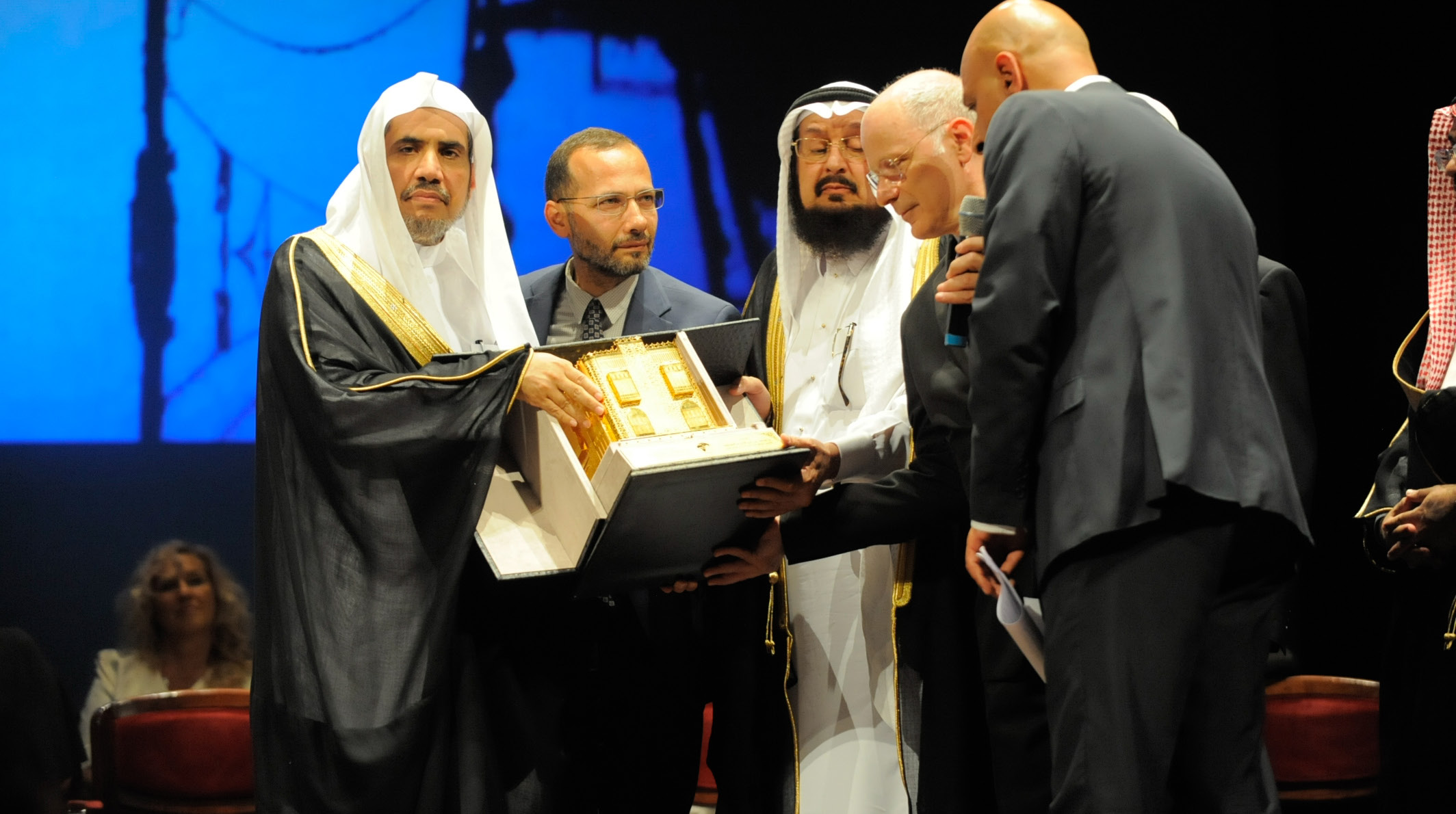 صاحب الفضيلة والمعالي الشيخ الدكتور محمد بن عبد الكريم العيسى لحظة استلامه جائزة غاليليو العالمية في فلورنسا بإيطاليا