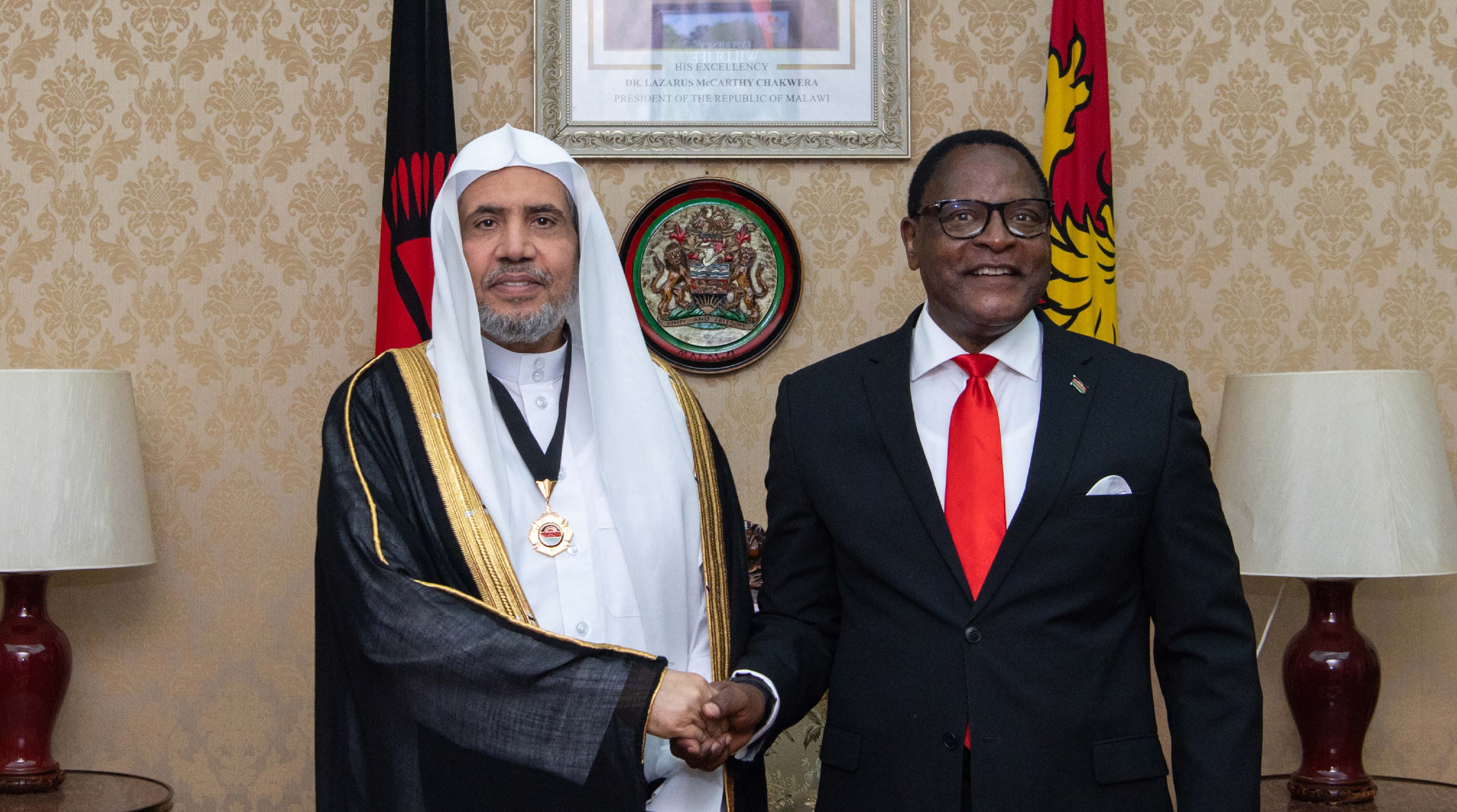 فخامة رئيس جمهورية مالاوي السيد لازاروس ماكارثي تشاكويرا يقلّد صاحب الفضيلة والمعالي الشيخ الدكتور محمد بن عبدالكريم العيسى وسام الجمهورية تقديرًا لجهوده الإنسانية