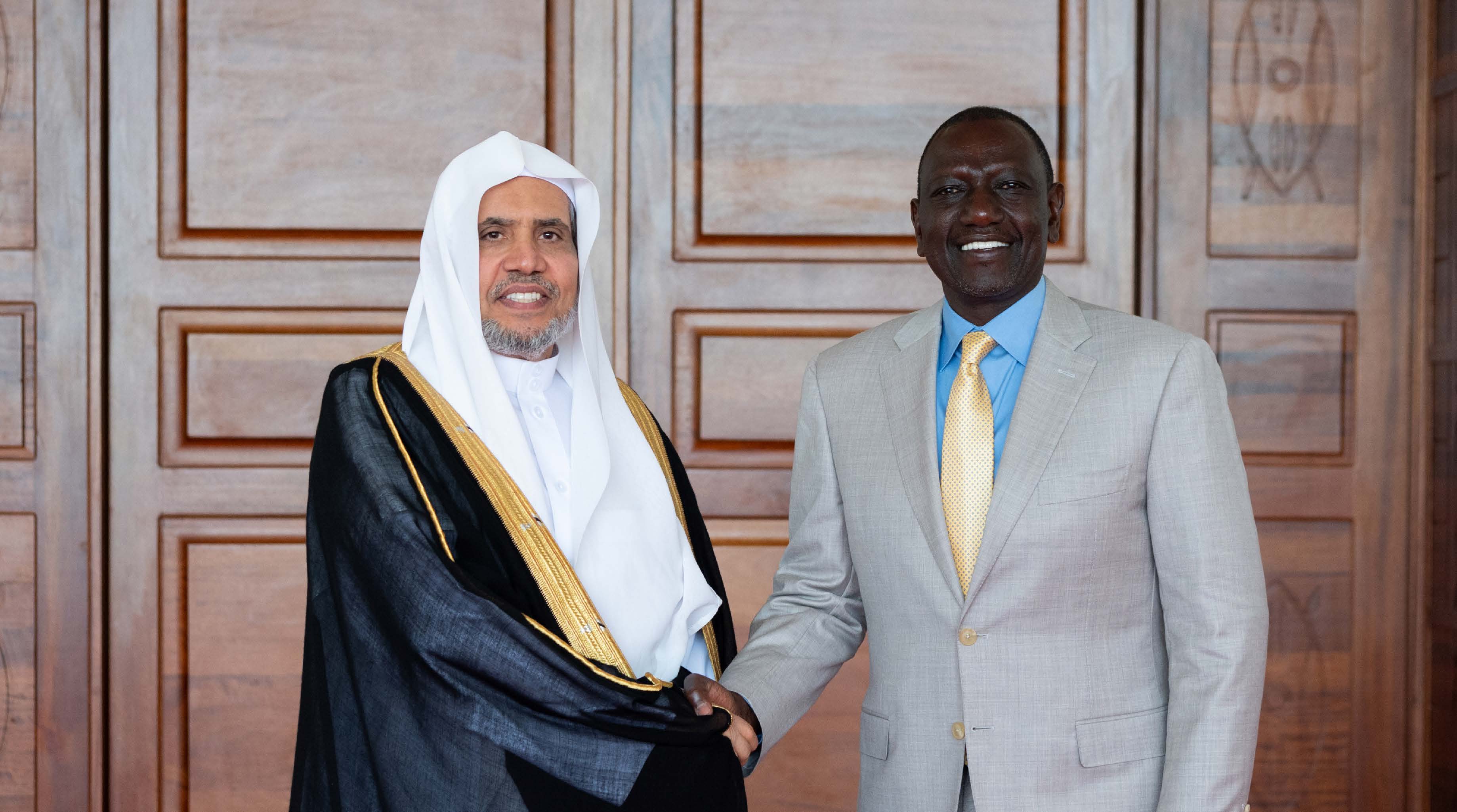 فخامة رئيس جمهورية كينيا السيد وليام روتو مرحّباً بصاحب الفضيلة والمعالي الشيخ الدكتور محمد بن عبدالكريم العيسى عند مدخل القصر الرئاسي