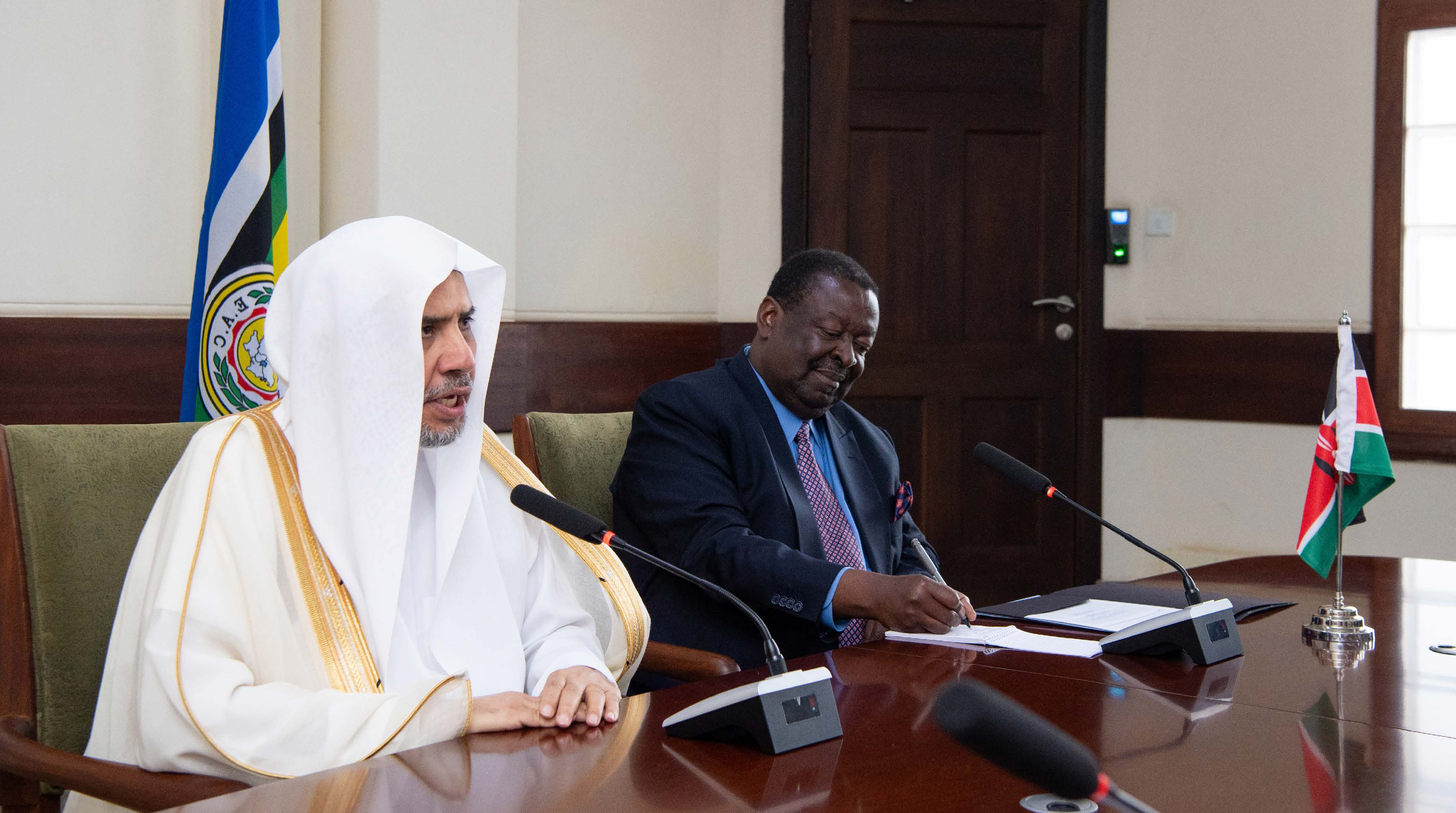 دولة رئيس وزراء جمهورية كينيا السيد موساليا مودافادي خلال لقائه بصاحب الفضيلة والمعالي الشيخ الدكتور محمد بن عبدالكريم العيسى في مقر الحكومة بنيروبي