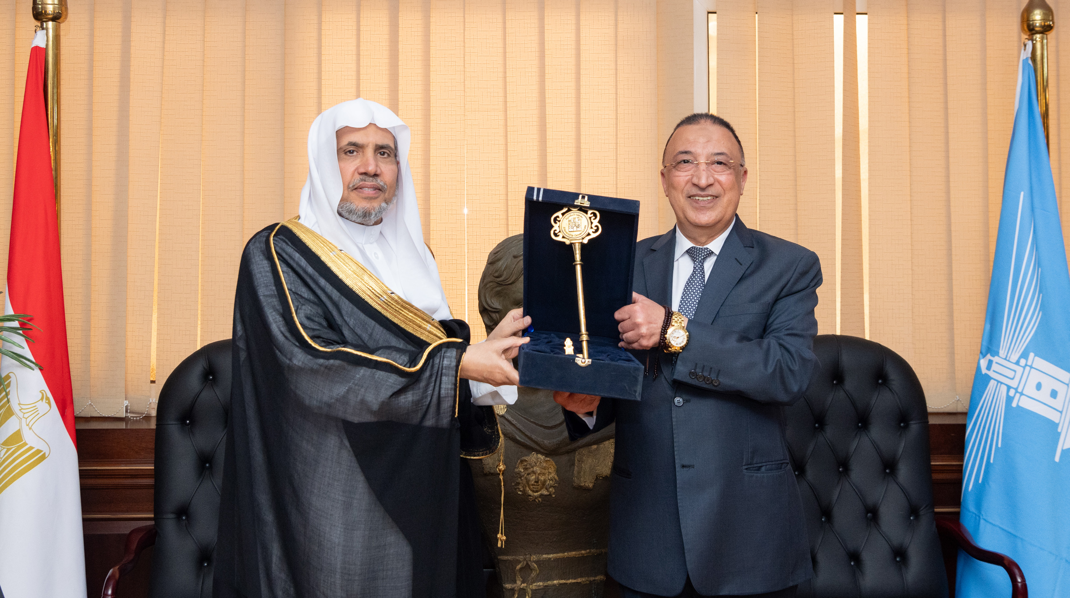 صاحب الفضيلة معالي الشيخ الدكتور محمد بن عبدالكريم العيسى أثناء استلامه مفتاح مدينة الإسكندرية المصرية من معالي محافظ المدينة السيد محمد الشريف