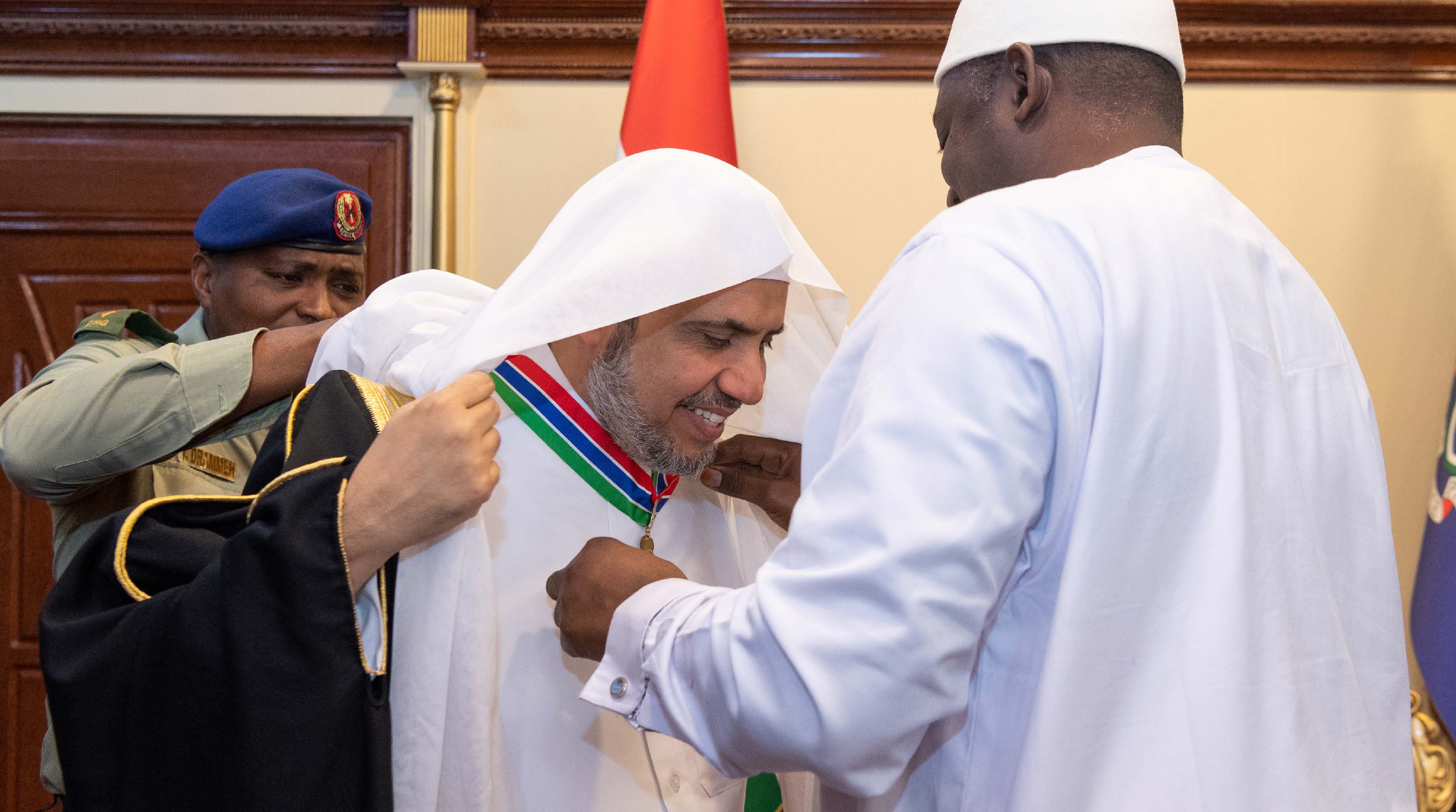 فخامة رئيس جمهورية غامبيا السيد أداما بارو، يقلد صاحب الفضيلة والمعالي الشيخ الدكتور محمد بن عبد الكريم العيسى، وسام «سفير السلام الدولي»، في احتفاء دولي كبير استضافته العاصمة بانغول