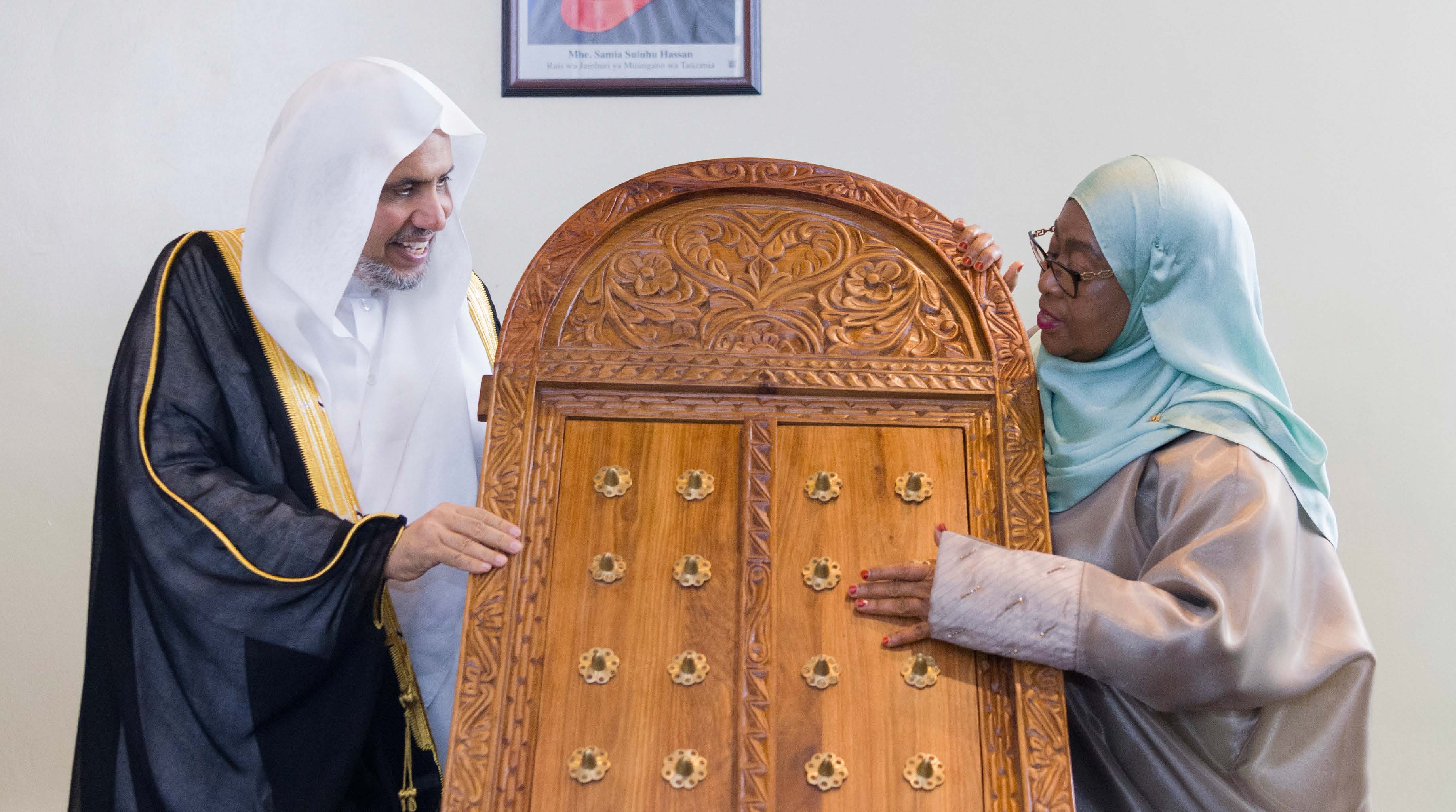 فخامة رئيسة جمهورية تنزانيا الاتحادية، الدكتورة سامية صولوحو، تقدّم لصاحب الفضيلة والمعالي الشيخ الدكتور محمد بن عبدالكريم العيسى، هدية الرئاسة التنزانية في القصر الرئاسي بدار السلام