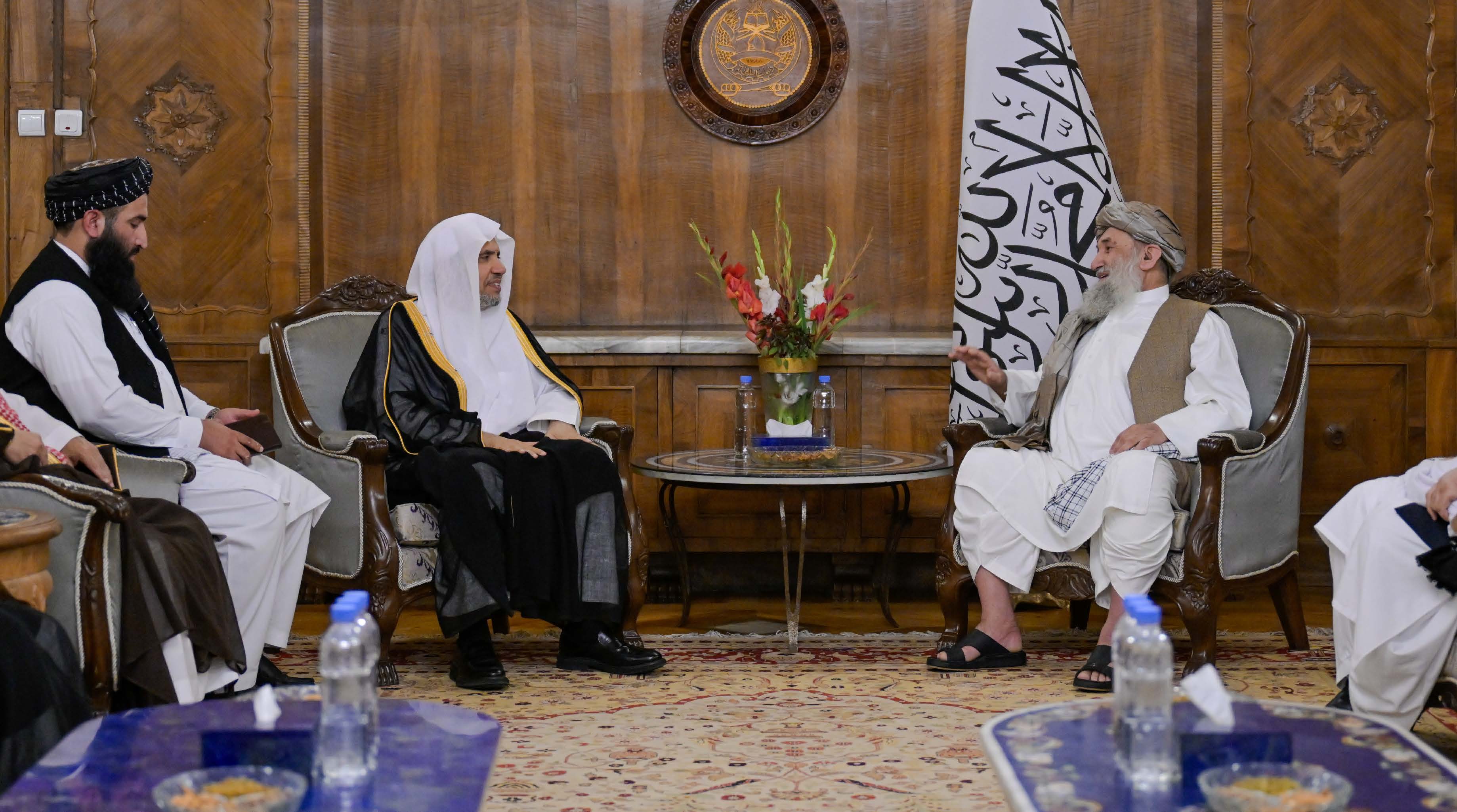 صاحب الفضيلة والمعالي الشيخ الدكتور محمد بن عبدالكريم العيسى يلتقي رئيس الوزراء الأفغاني، الما محمد حسن آخوند، في قصر رئاسة الوزراء بالعاصمة كابل