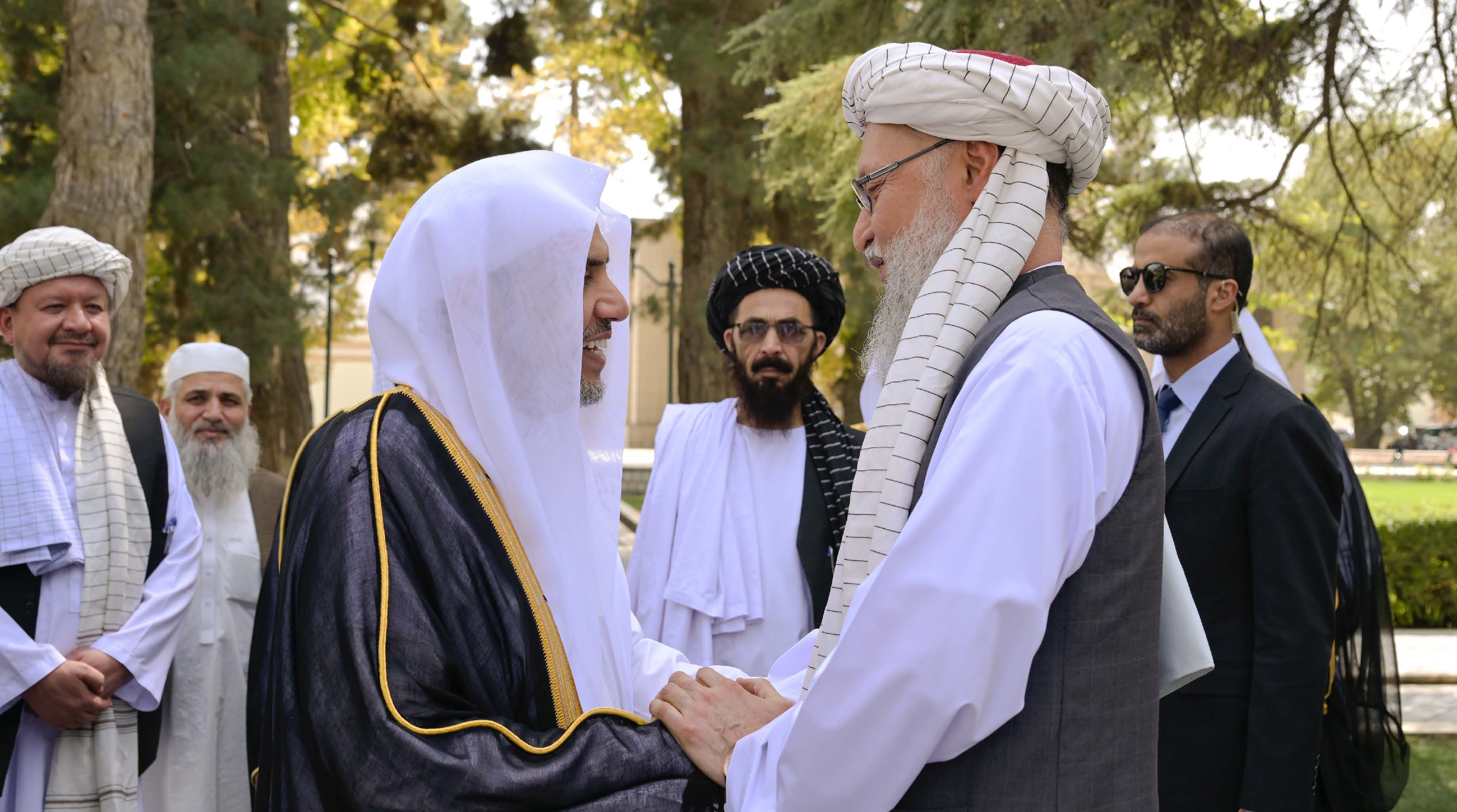 صاحب الفضيلة والمعالي الشيخ الدكتور محمد بن عبدالكريم العيسى خلال لقاءِ نائب رئيس الوزراء الأفغاني، الملا عبدالسلام حنفي، في قصر «شهار شنار» بمجمع رئاسة الوزراء بالعاصمة كابل
