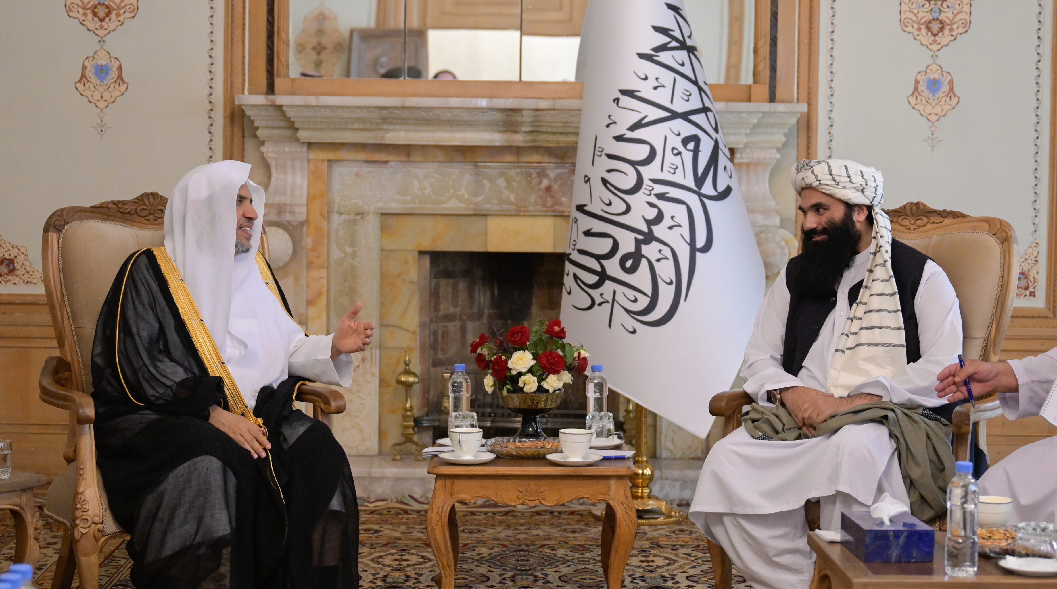 صاحب الفضيلة والمعالي الشيخ الدكتور محمد بن عبدالكريم العيسى يلتقي معالي وزير الداخلية الأفغاني، الشيخ سراج الدين حقاني، في قصر «شهار شنار» بالعاصمة كابل